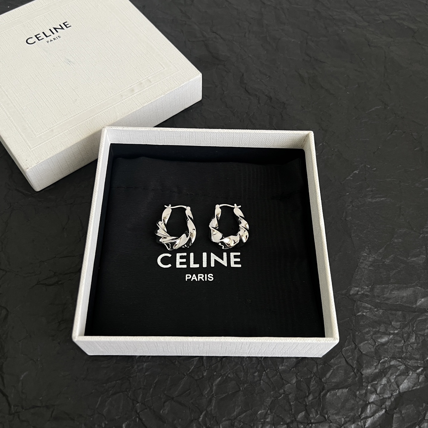 】Celine 赛琳 耳环 一直是简约时尚界的标杆大胆的设计 百看不厌▪️搭配起来更Fashion ✨✨
