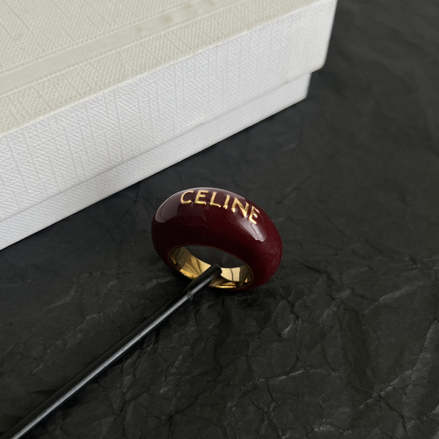 】Celine赛琳  戒指 Celine一直是简约时尚界的标杆大胆的设计 百看不厌▪️搭配起来更Fash