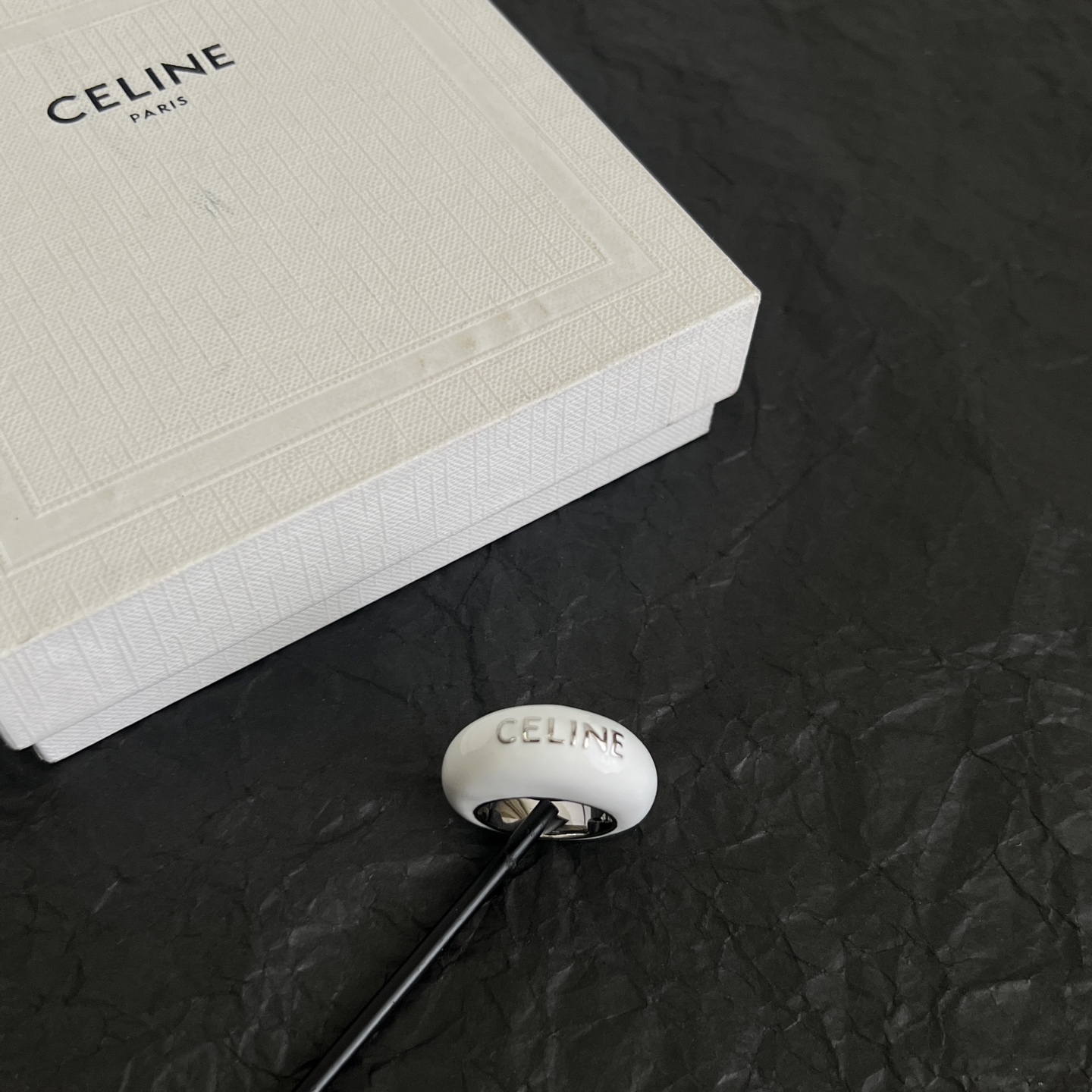 】Celine赛琳  戒指 Celine一直是简约时尚界的标杆大胆的设计 百看不厌▪️搭配起来更Fash