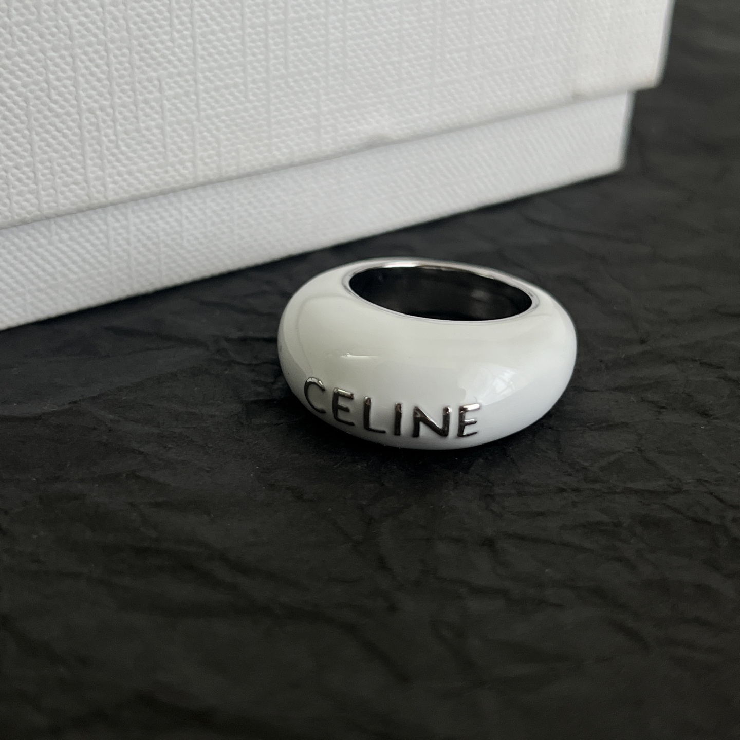 】Celine赛琳  戒指 Celine一直是简约时尚界的标杆大胆的设计 百看不厌▪️搭配起来更Fash