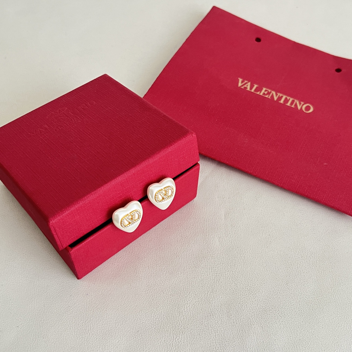 】Valentino 华伦天奴 耳钉💫重磅新品火爆网络来了 简约大方  时尚百搭。