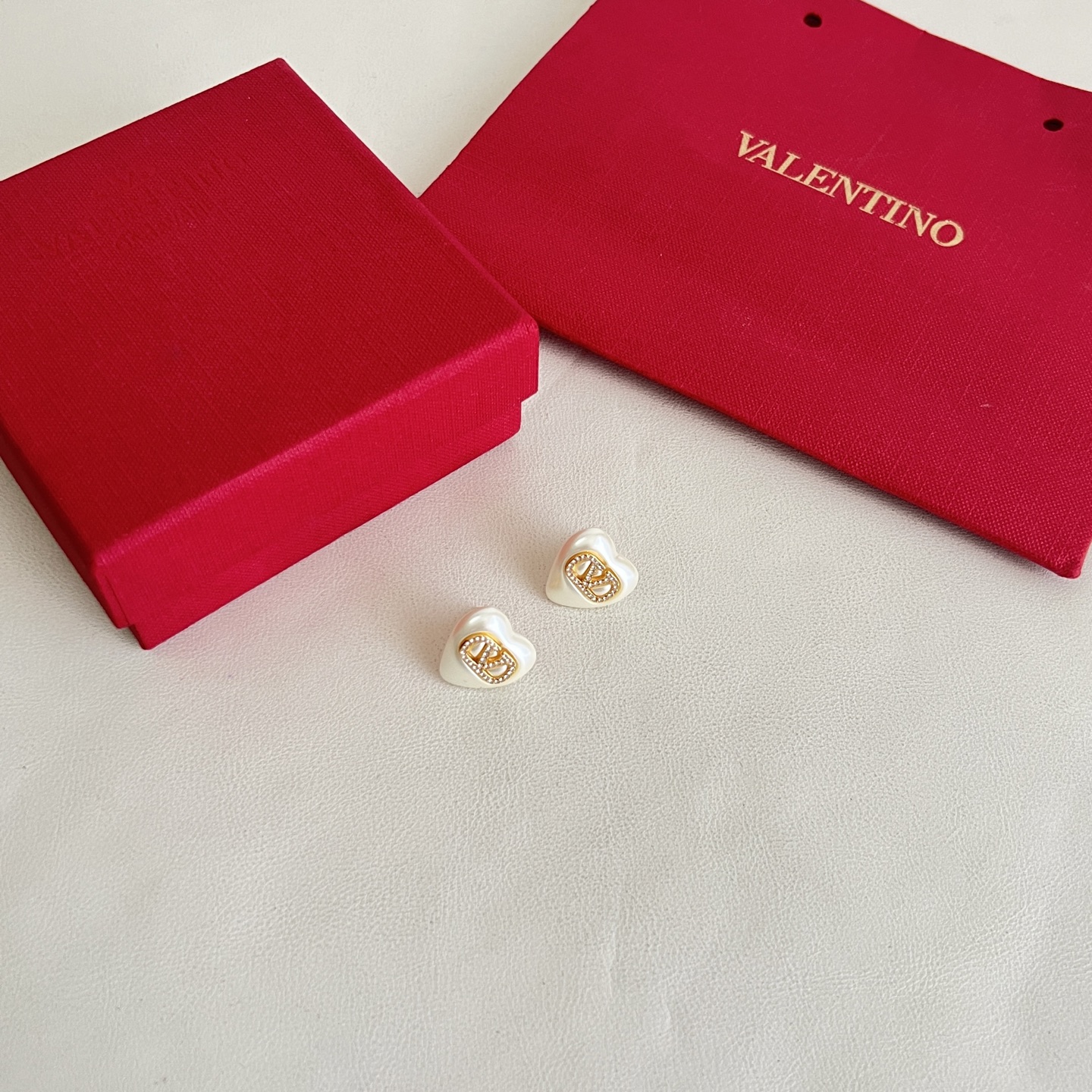 】Valentino 华伦天奴 耳钉💫重磅新品火爆网络来了 简约大方  时尚百搭。