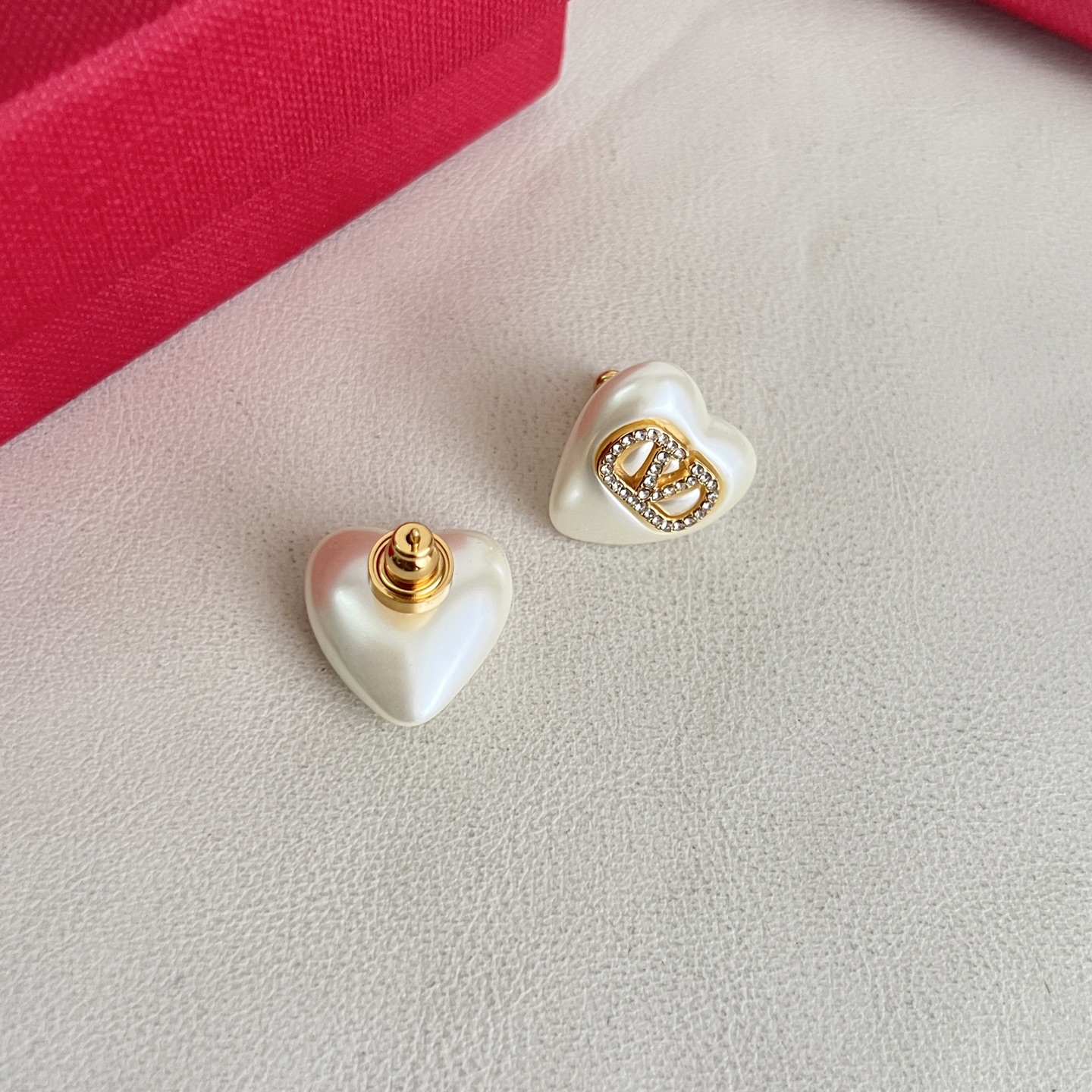 】Valentino 华伦天奴 耳钉💫重磅新品火爆网络来了 简约大方  时尚百搭。
