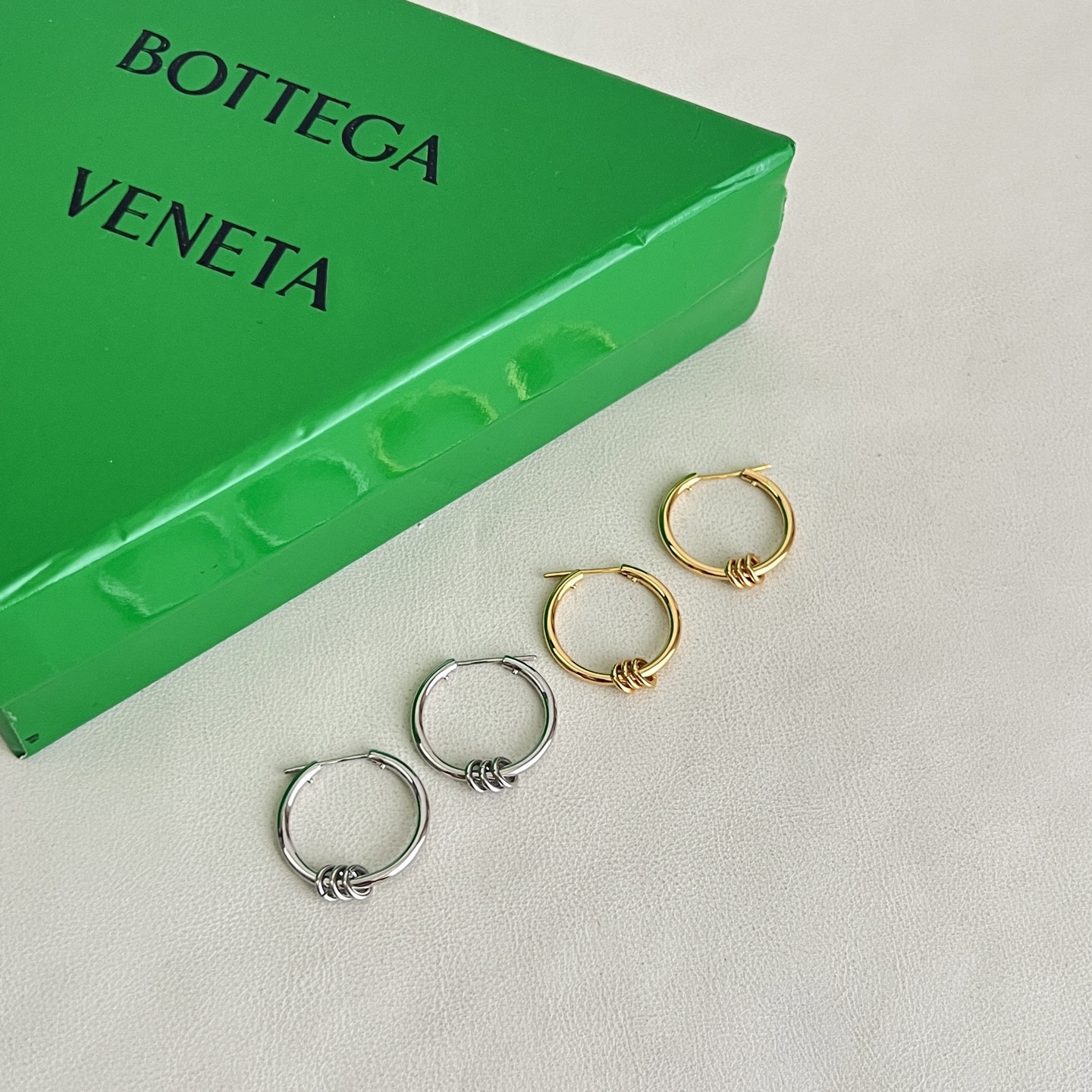 】Bottega Veneta 🆕BV耳环  金属感十足  特别特别赞，整体细节非常令人惊喜，设计感十足