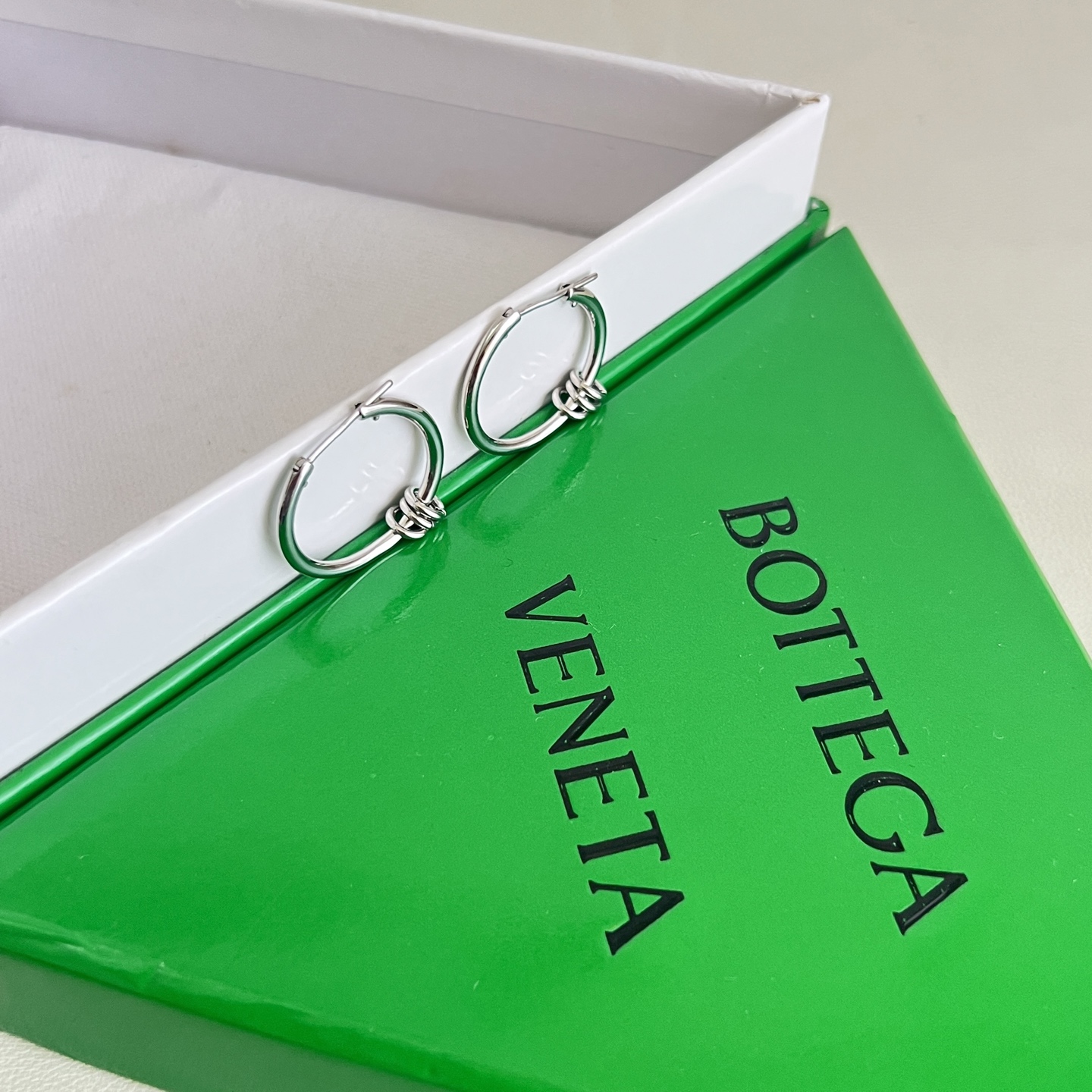 】Bottega Veneta 🆕BV耳环  金属感十足  特别特别赞，整体细节非常令人惊喜，设计感十足