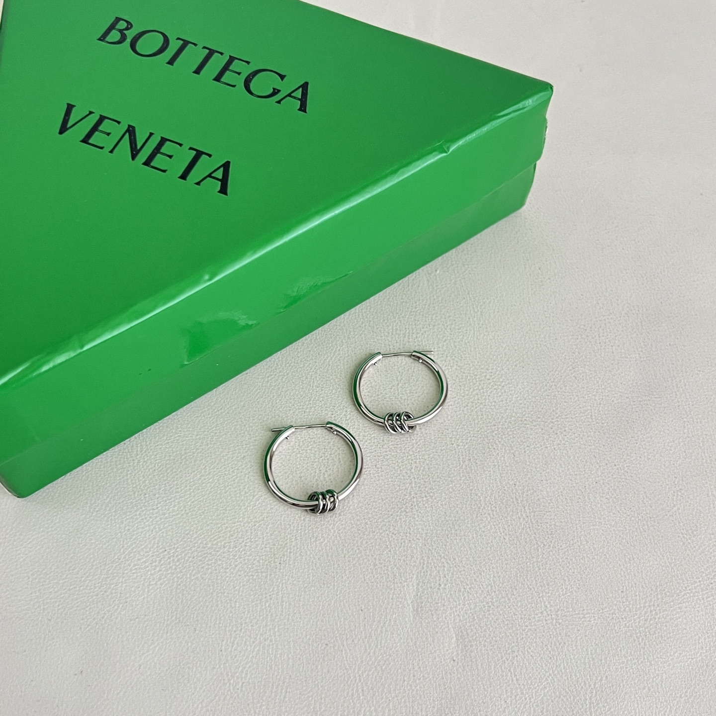 】Bottega Veneta 🆕BV耳环  金属感十足  特别特别赞，整体细节非常令人惊喜，设计感十足