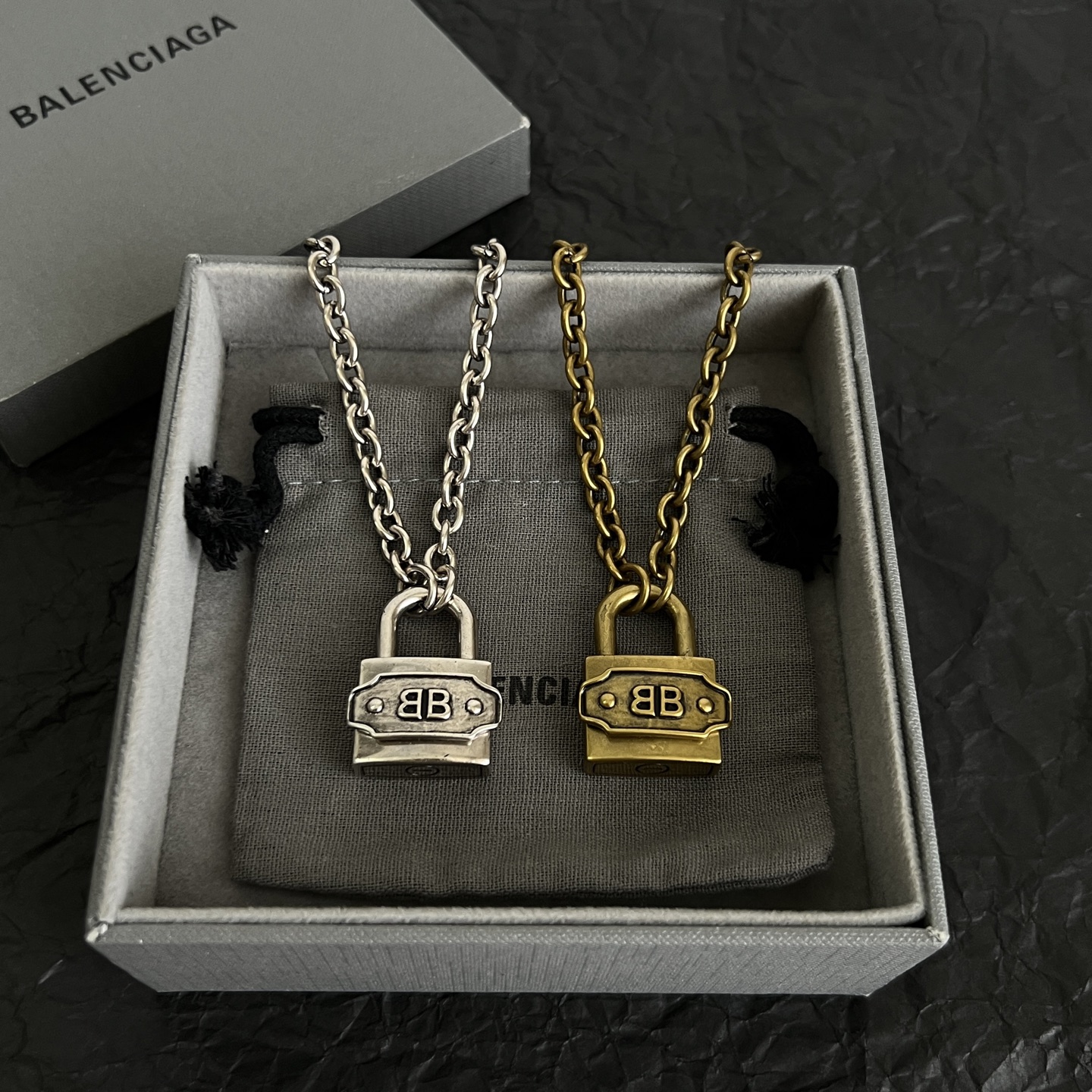 】原单货🔹🔹新品 巴黎世家 项链Balenciaga 做旧款🔹专柜一致 黄铜材质 古金电镀 火爆款出货 