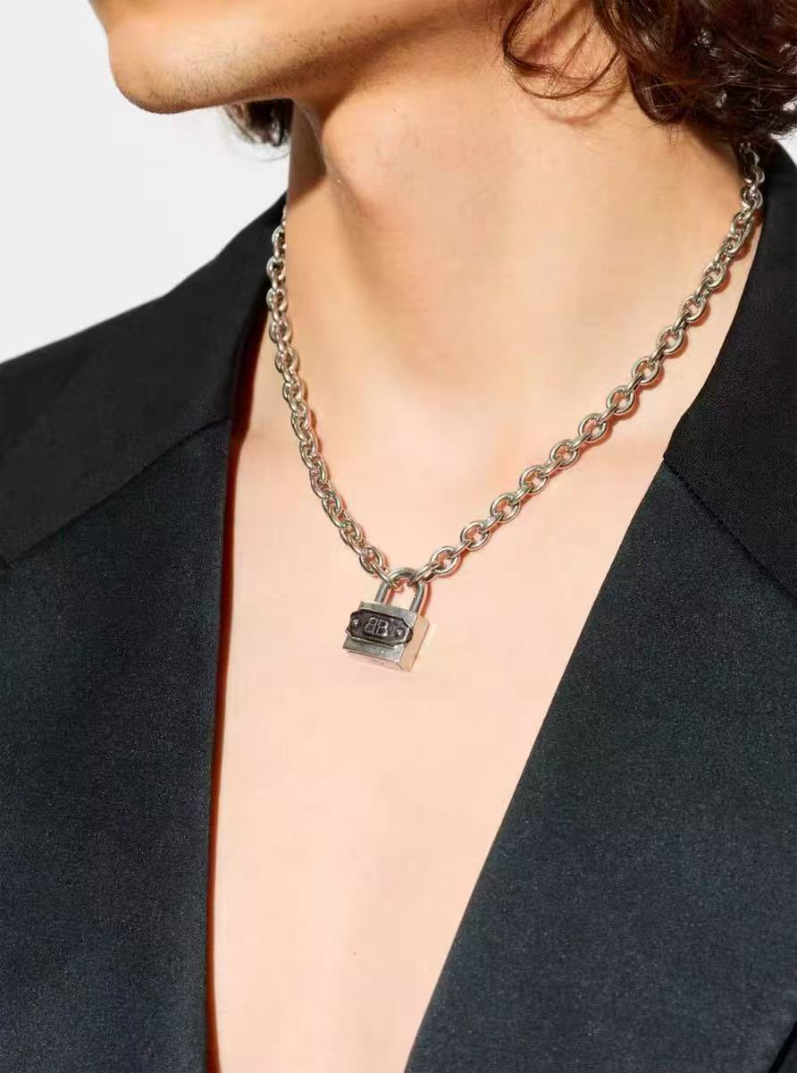 】原单货🔹🔹新品 巴黎世家 项链Balenciaga 做旧款🔹专柜一致 黄铜材质 古金电镀 火爆款出货 