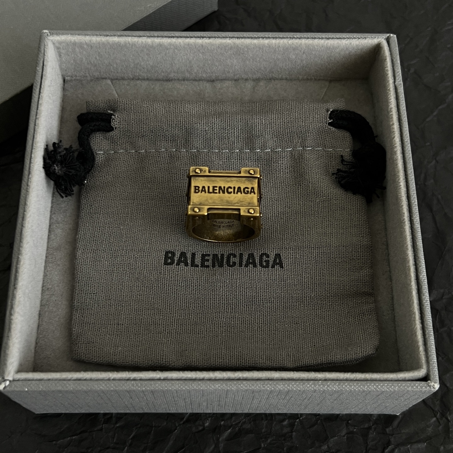 】 新款 巴黎世家 Balenciaga 戒指  复古风 简单大方 大牌金质感饱满 ，搭配衣服超好看 ！