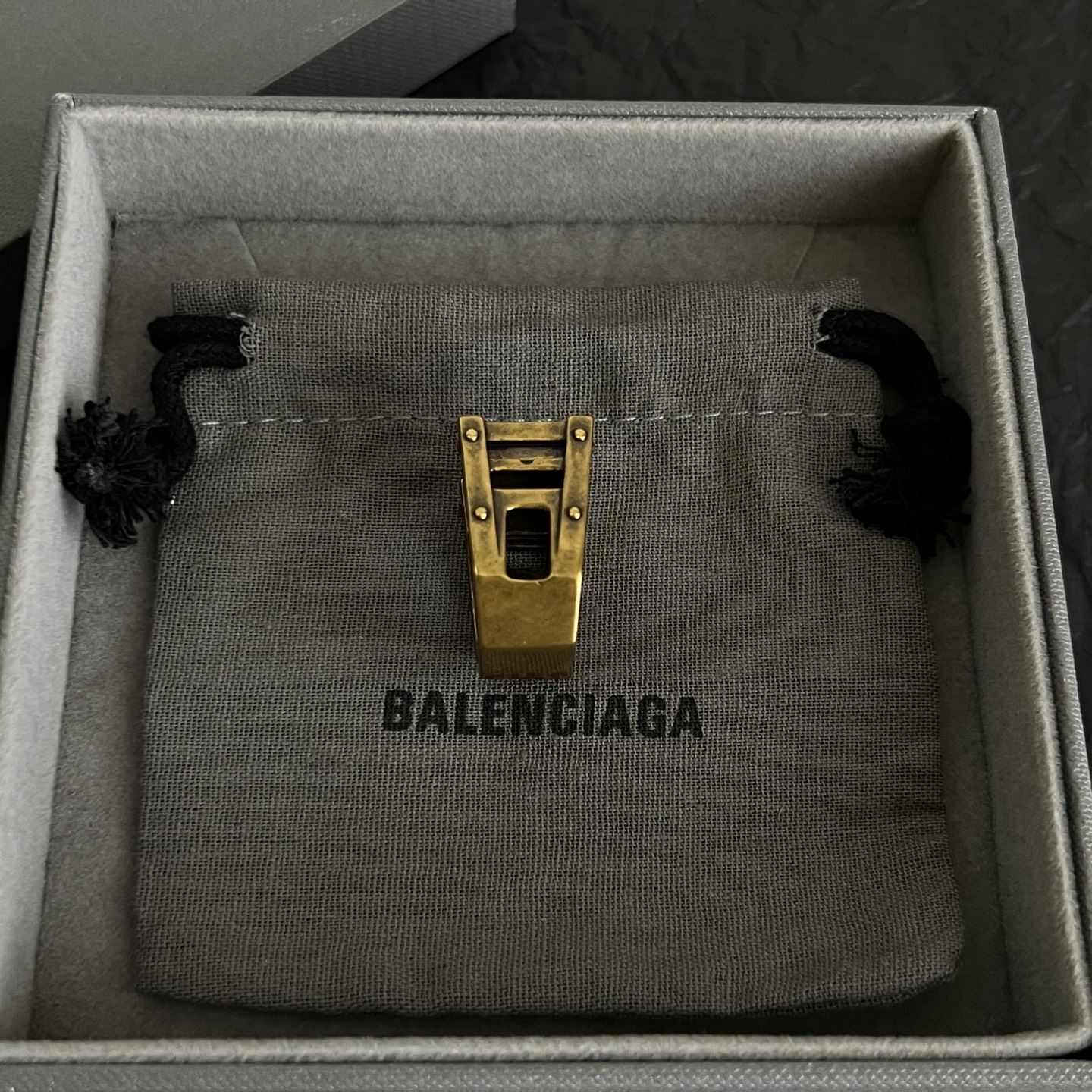 】 新款 巴黎世家 Balenciaga 戒指  复古风 简单大方 大牌金质感饱满 ，搭配衣服超好看 ！