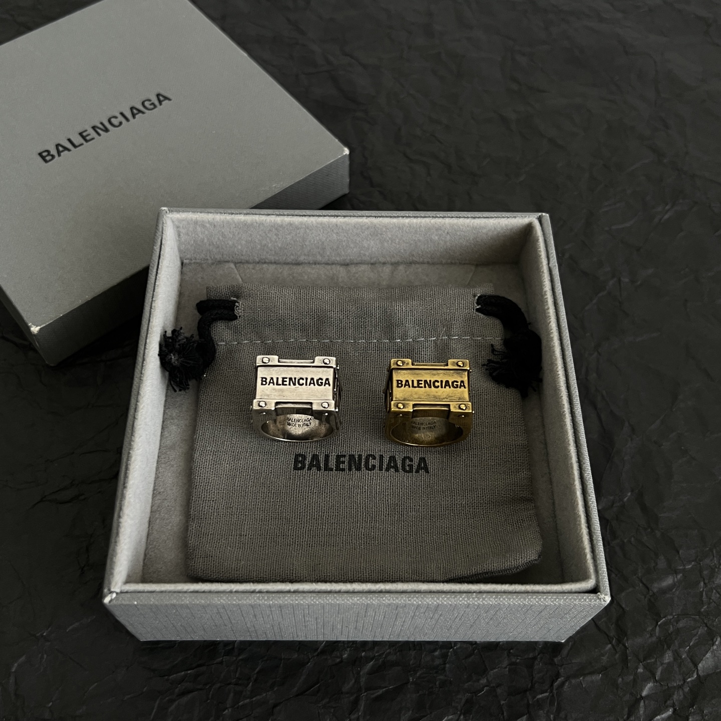 】 新款 巴黎世家 Balenciaga 戒指  复古风 简单大方 大牌金质感饱满 ，搭配衣服超好看 ！