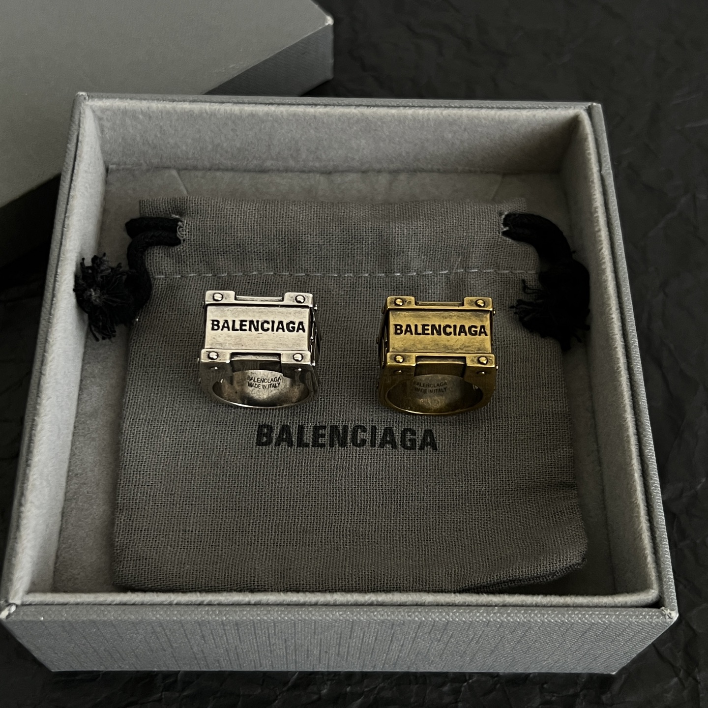 】 新款 巴黎世家 Balenciaga 戒指  复古风 简单大方 大牌金质感饱满 ，搭配衣服超好看 ！