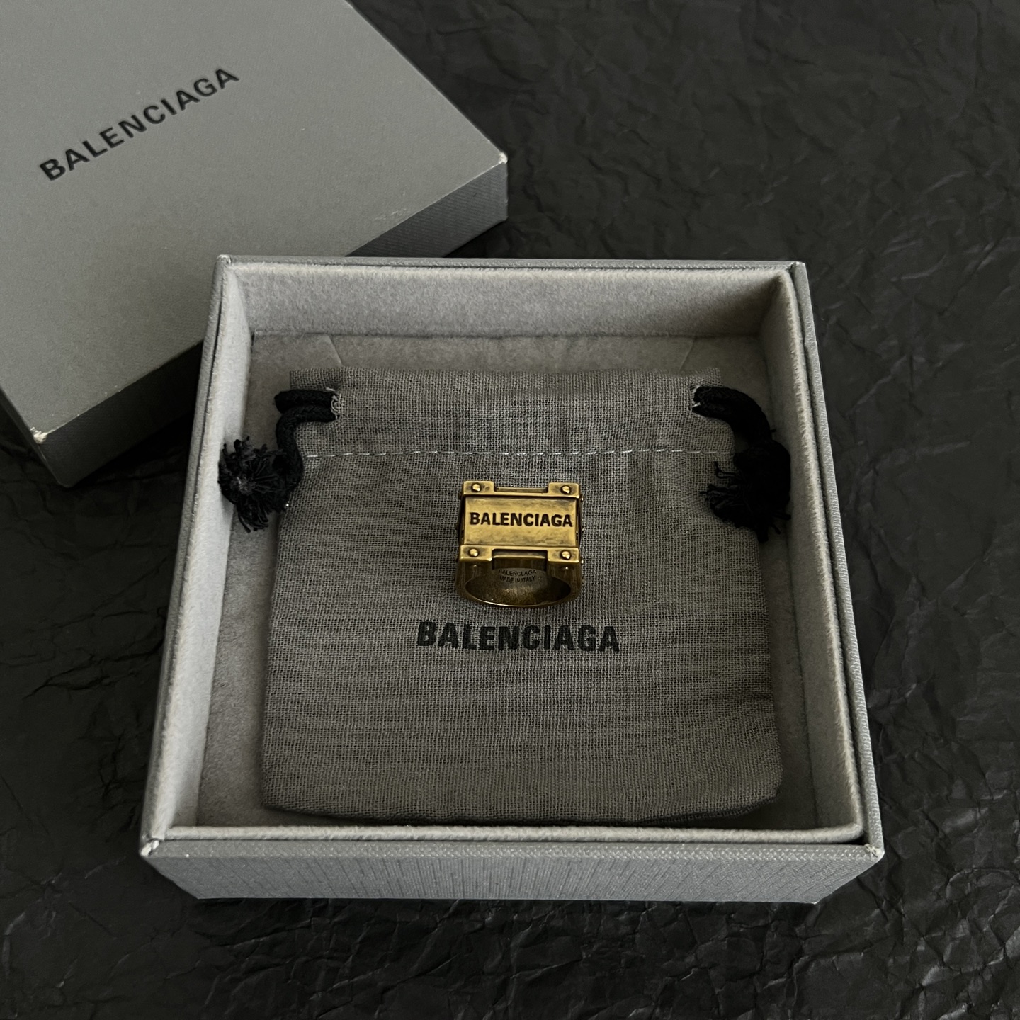 】 新款 巴黎世家 Balenciaga 戒指  复古风 简单大方 大牌金质感饱满 ，搭配衣服超好看 ！