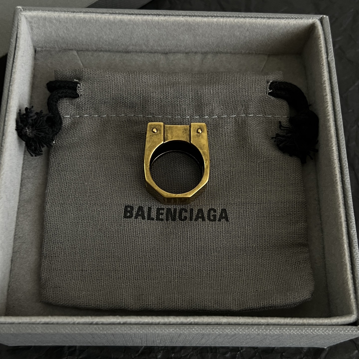 】 新款 巴黎世家 Balenciaga 戒指  复古风 简单大方 大牌金质感饱满 ，搭配衣服超好看 ！