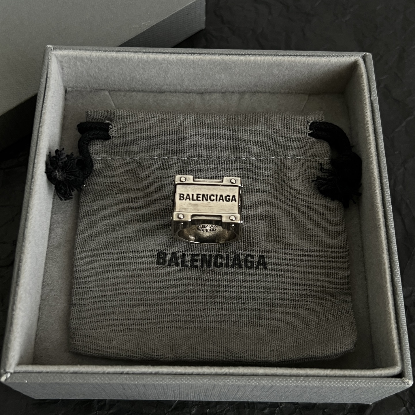 】 新款 巴黎世家 Balenciaga 戒指  复古风 简单大方 大牌金质感饱满 ，搭配衣服超好看 ！