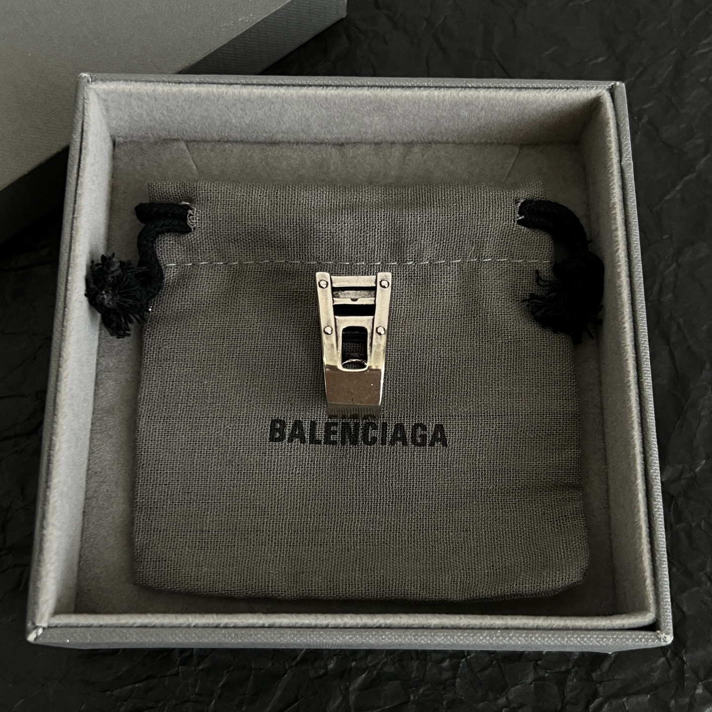 】 新款 巴黎世家 Balenciaga 戒指  复古风 简单大方 大牌金质感饱满 ，搭配衣服超好看 ！