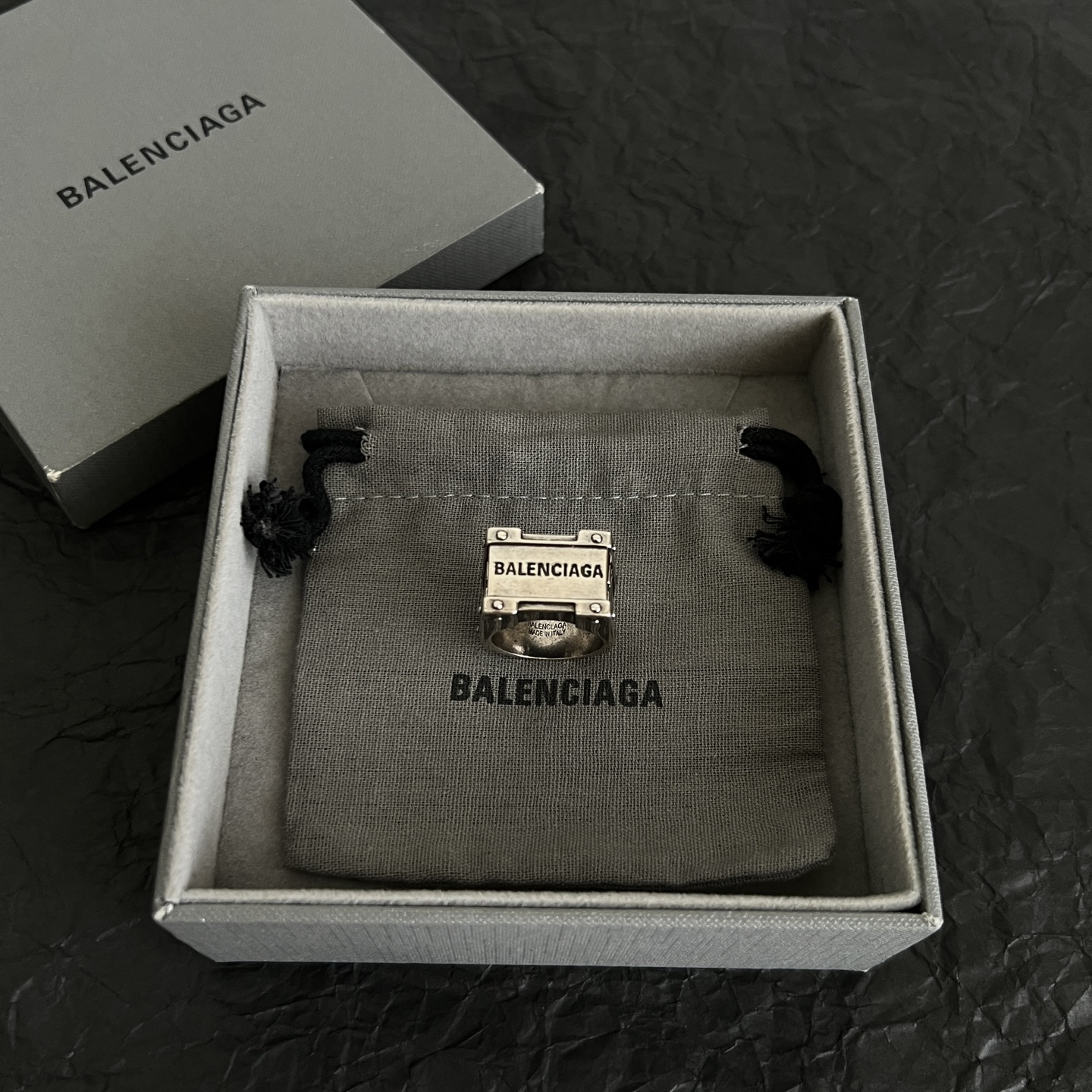 】 新款 巴黎世家 Balenciaga 戒指  复古风 简单大方 大牌金质感饱满 ，搭配衣服超好看 ！