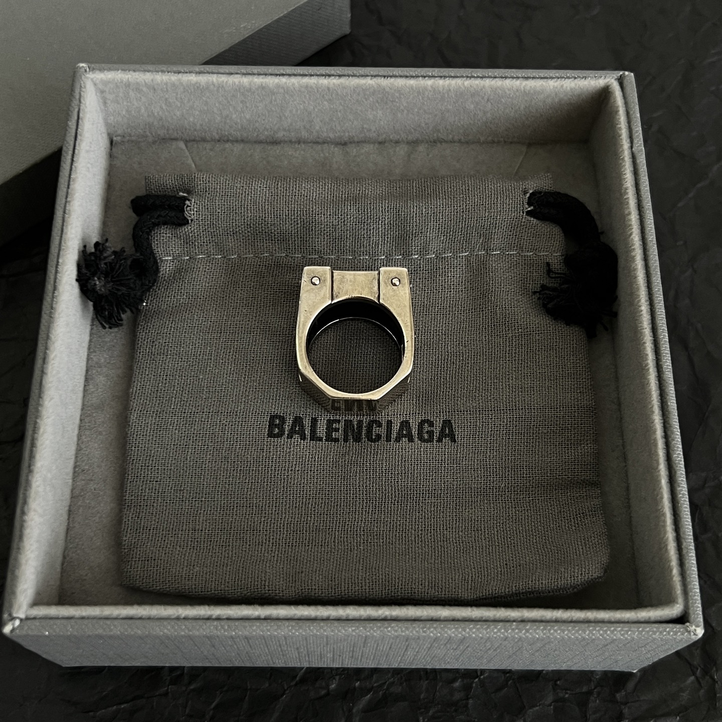】 新款 巴黎世家 Balenciaga 戒指  复古风 简单大方 大牌金质感饱满 ，搭配衣服超好看 ！