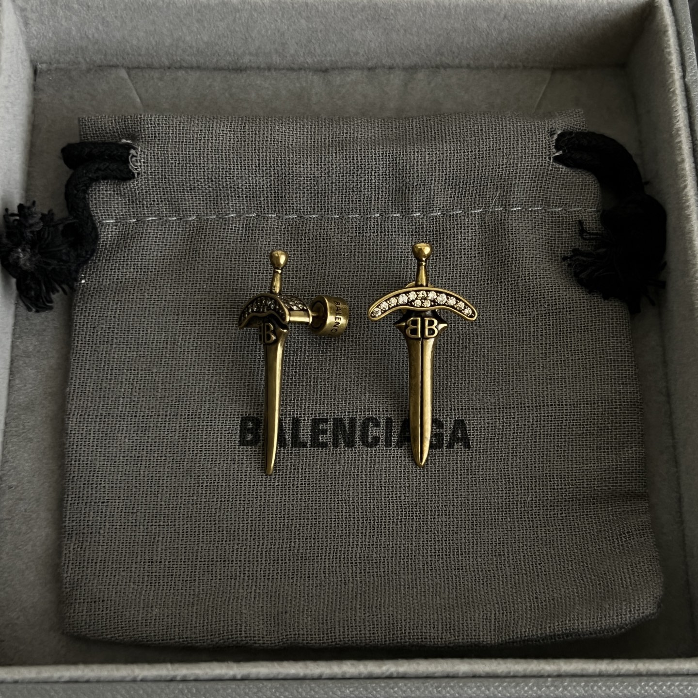】 巴黎世家 Balenciaga 耳钉  简单大方 大牌金质感饱满 ，搭配衣服超好看 ！！