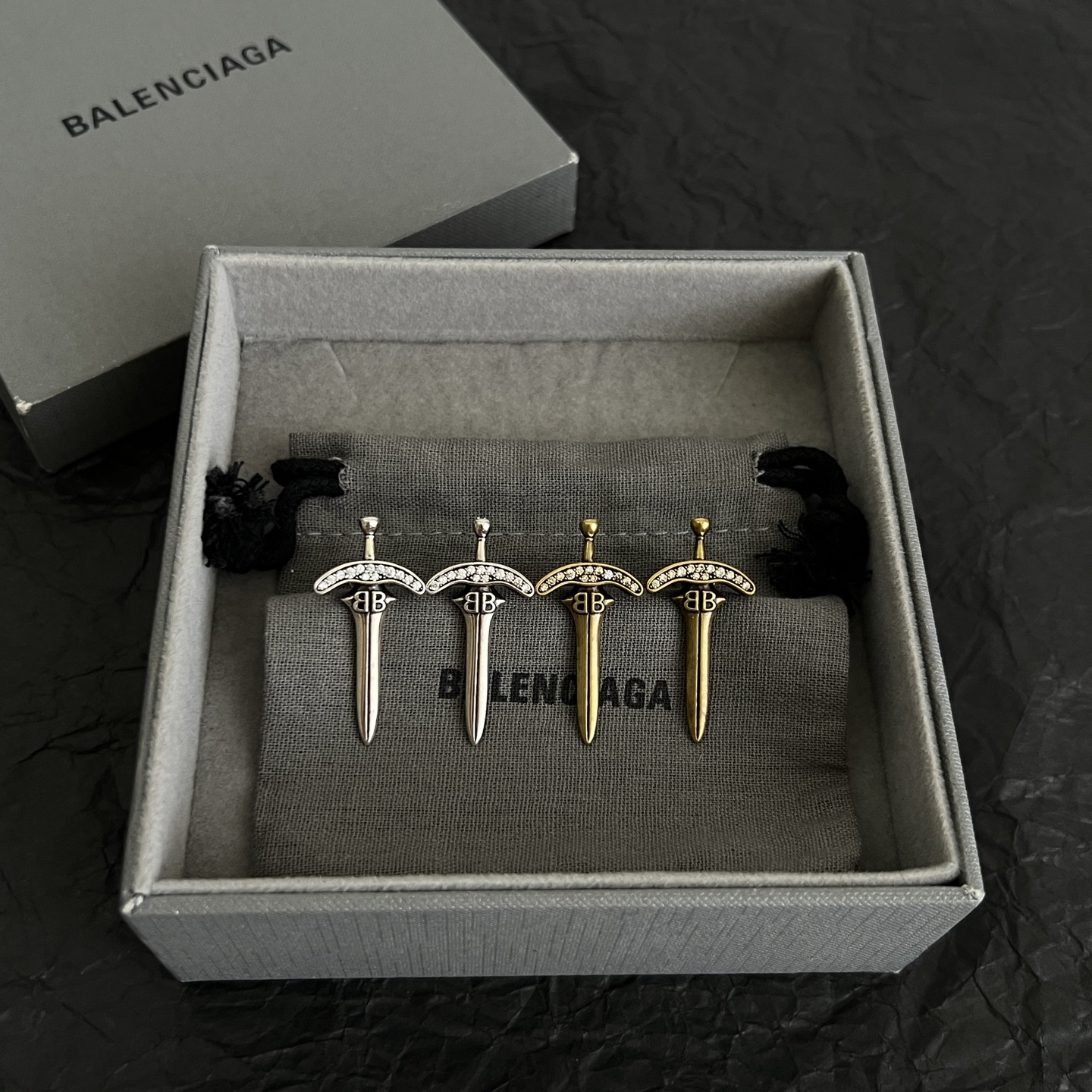 】 巴黎世家 Balenciaga 耳钉  简单大方 大牌金质感饱满 ，搭配衣服超好看 ！！