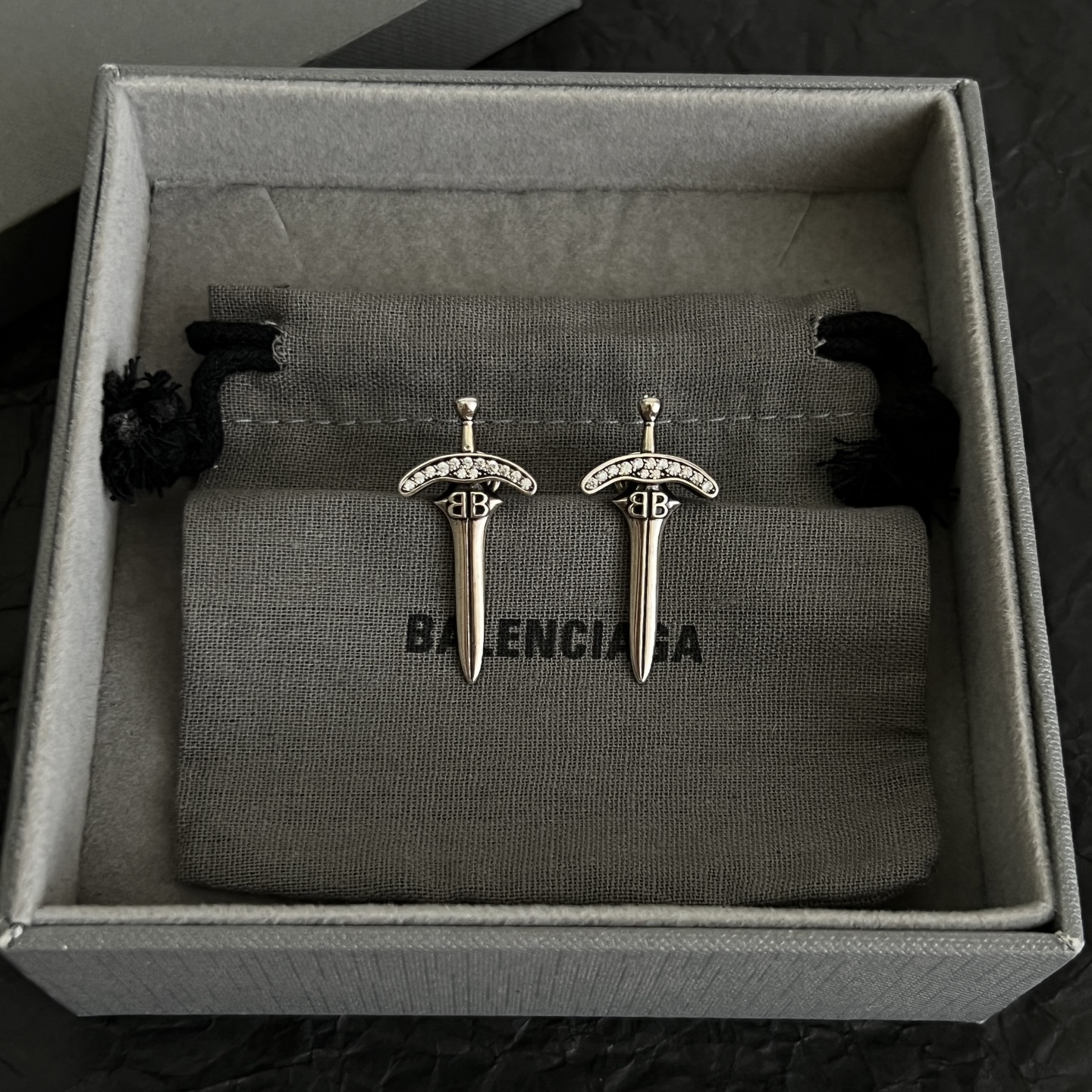 】 巴黎世家 Balenciaga 耳钉  简单大方 大牌金质感饱满 ，搭配衣服超好看 ！！