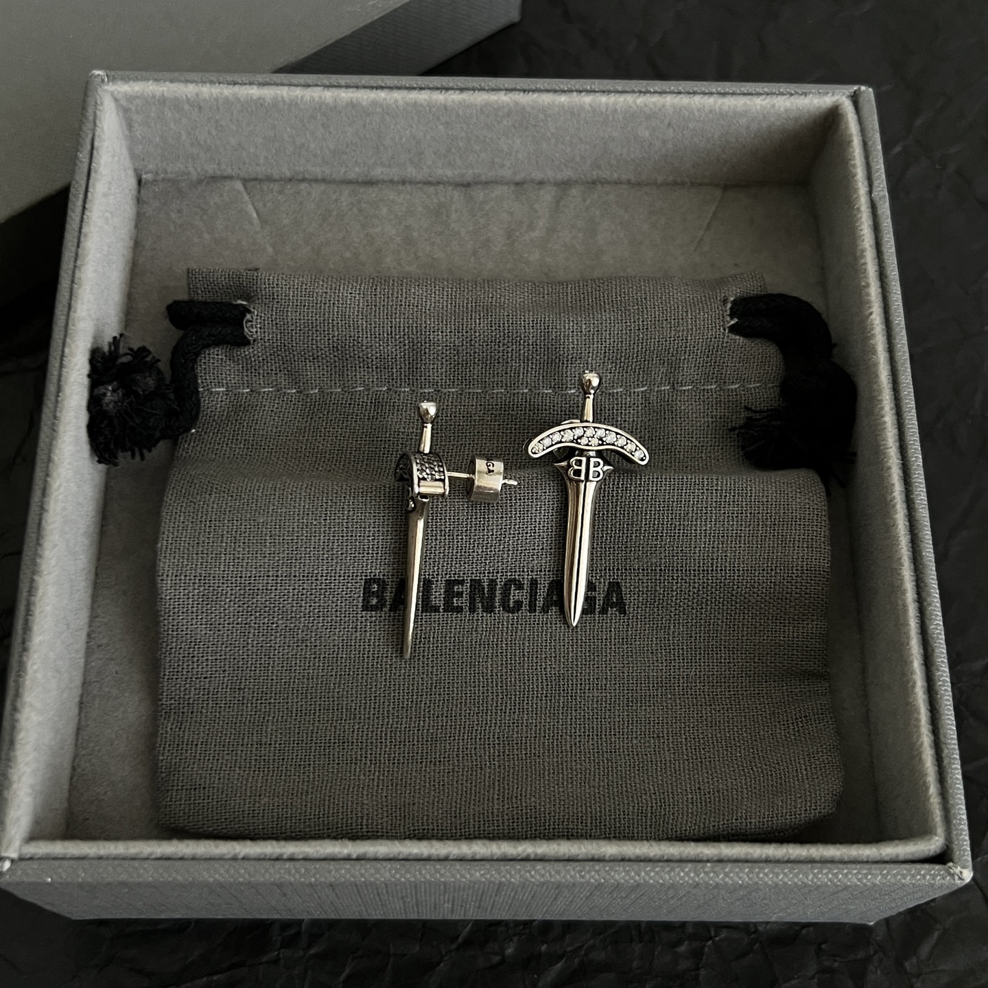 】 巴黎世家 Balenciaga 耳钉  简单大方 大牌金质感饱满 ，搭配衣服超好看 ！！