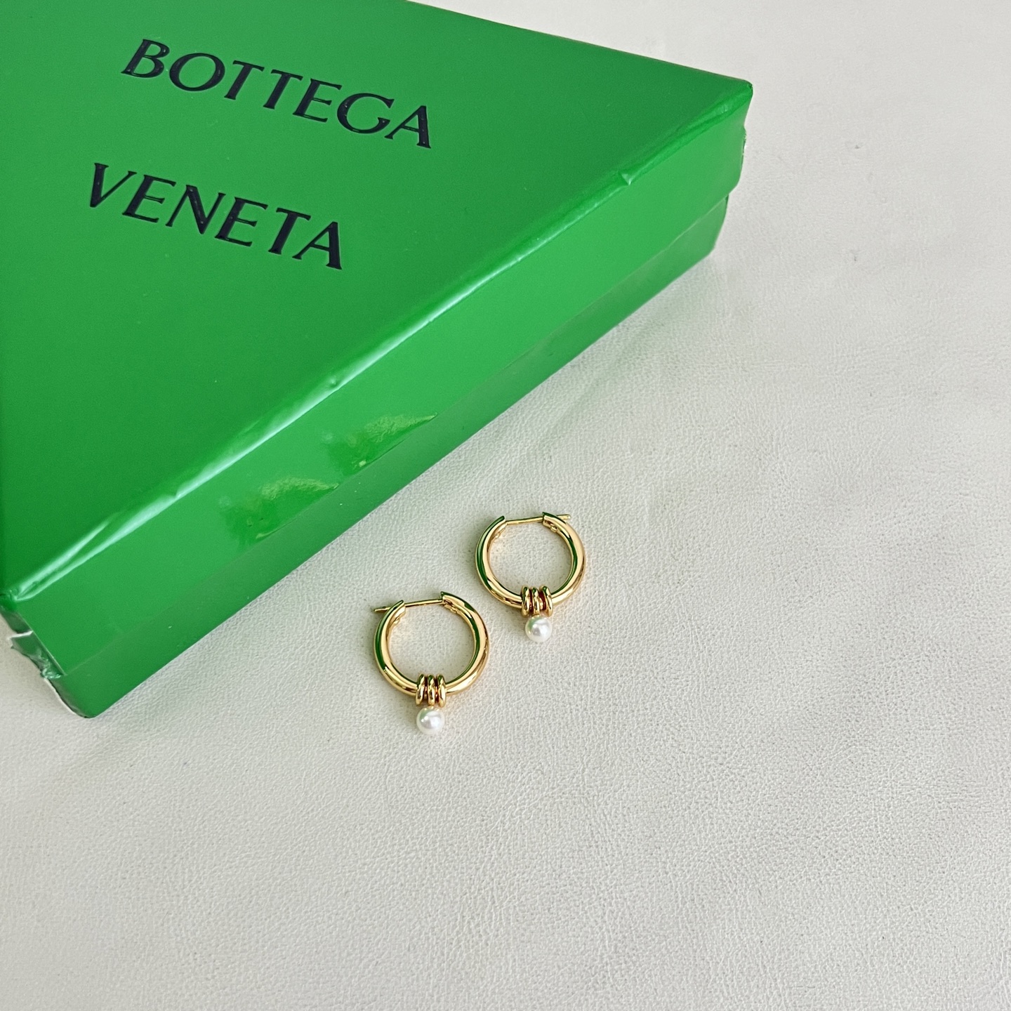 】Bottega Veneta 🆕BV耳钉  金属感十足  特别特别赞，整体细节非常令人惊喜，设计感十足
