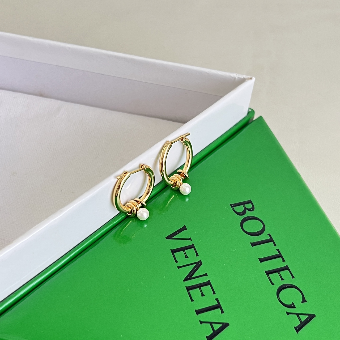 】Bottega Veneta 🆕BV耳钉  金属感十足  特别特别赞，整体细节非常令人惊喜，设计感十足