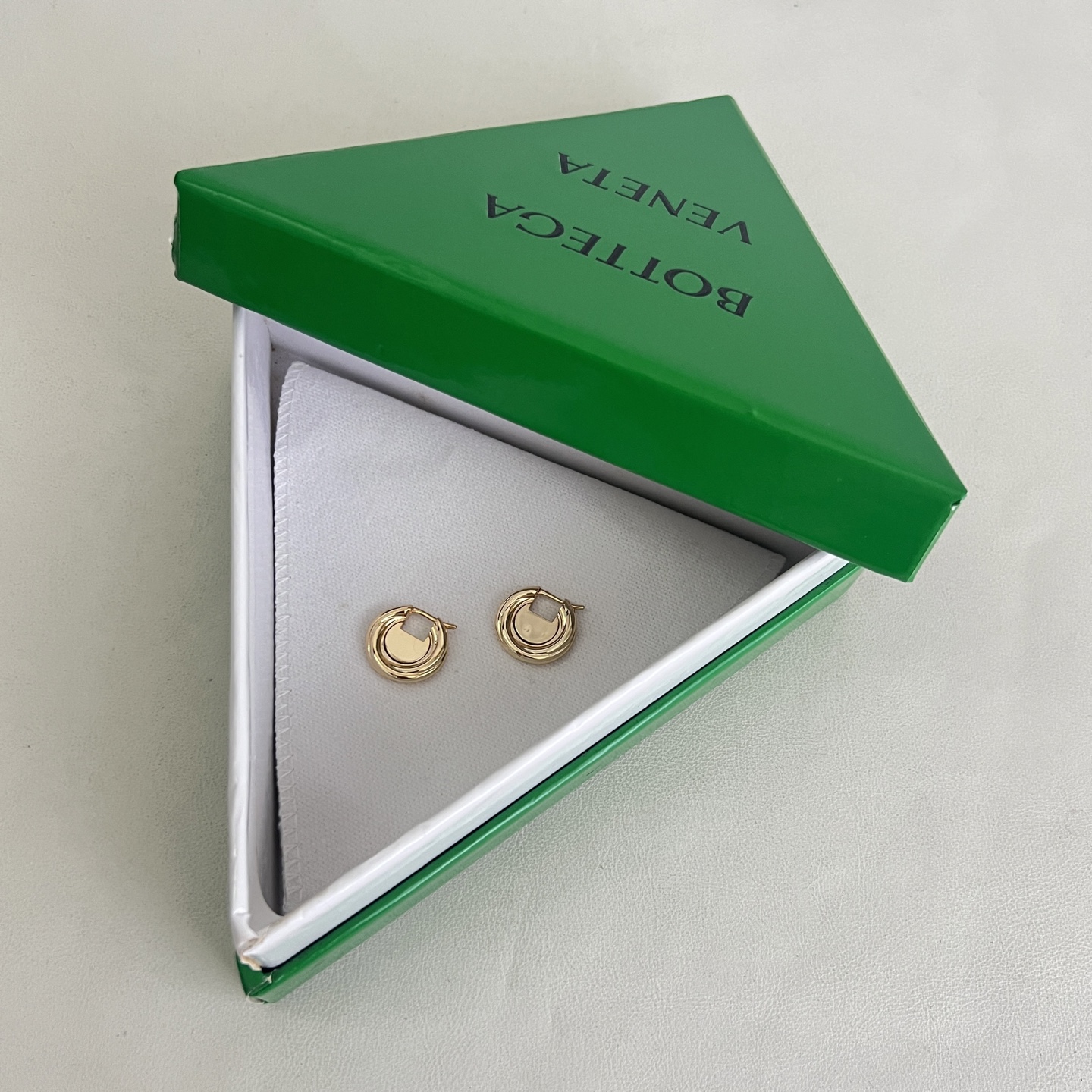】Bottega Veneta 🆕BV耳钉  金属感十足  特别特别赞，整体细节非常令人惊喜，设计感十足