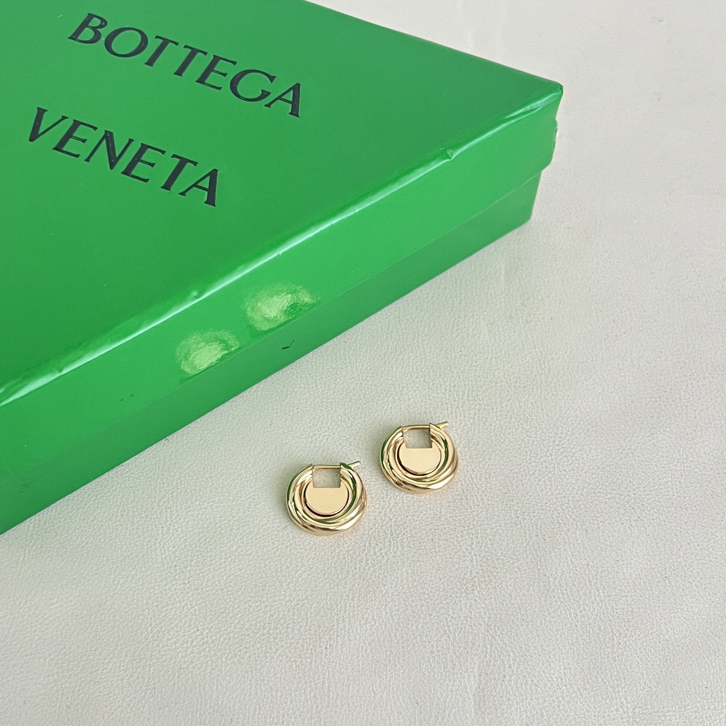 】Bottega Veneta 🆕BV耳钉  金属感十足  特别特别赞，整体细节非常令人惊喜，设计感十足