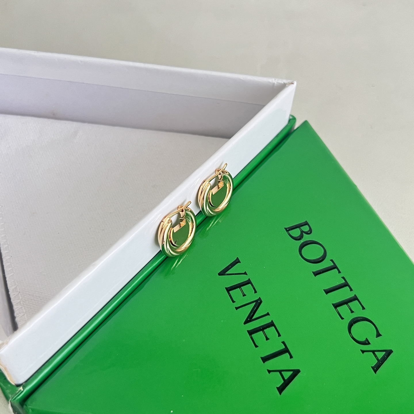 】Bottega Veneta 🆕BV耳钉  金属感十足  特别特别赞，整体细节非常令人惊喜，设计感十足