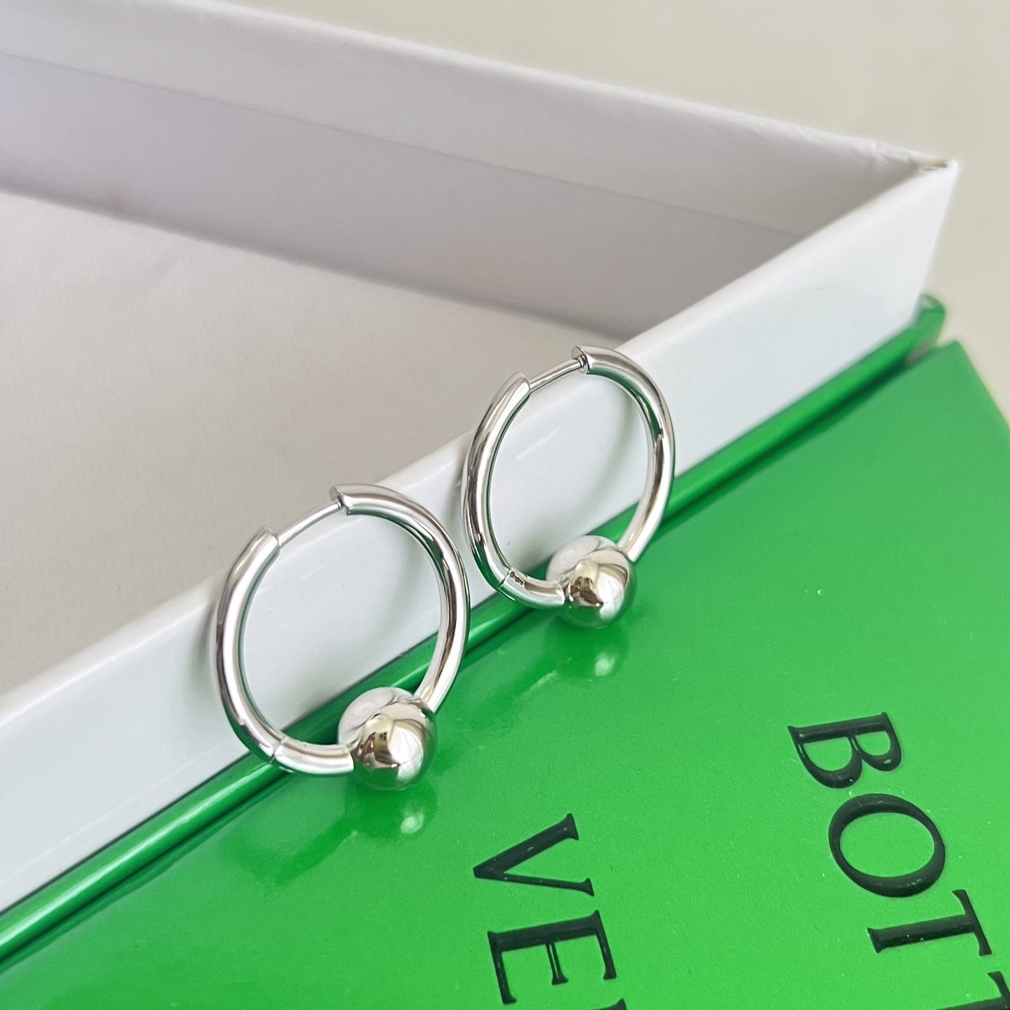 】Bottega Veneta 🆕BV耳钉  金属感十足  特别特别赞，整体细节非常令人惊喜，设计感十足