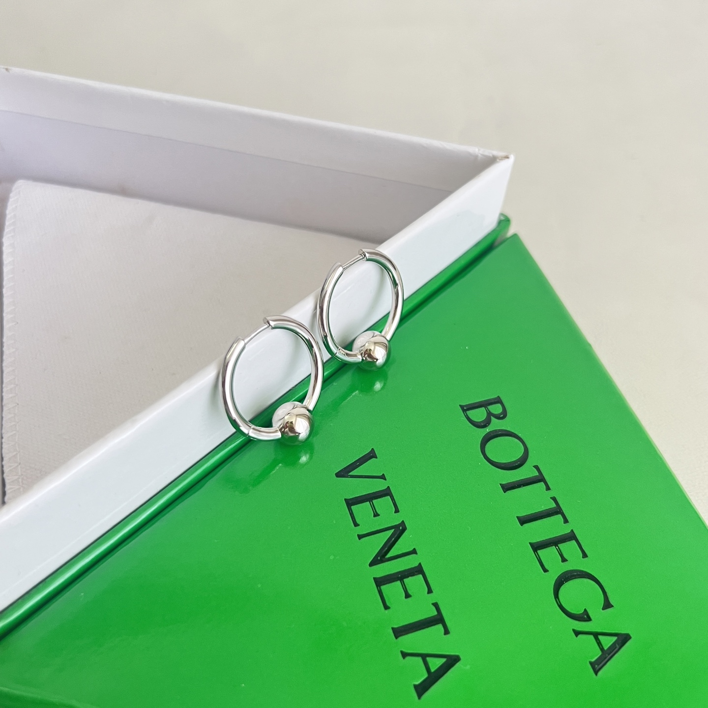 】Bottega Veneta 🆕BV耳钉  金属感十足  特别特别赞，整体细节非常令人惊喜，设计感十足