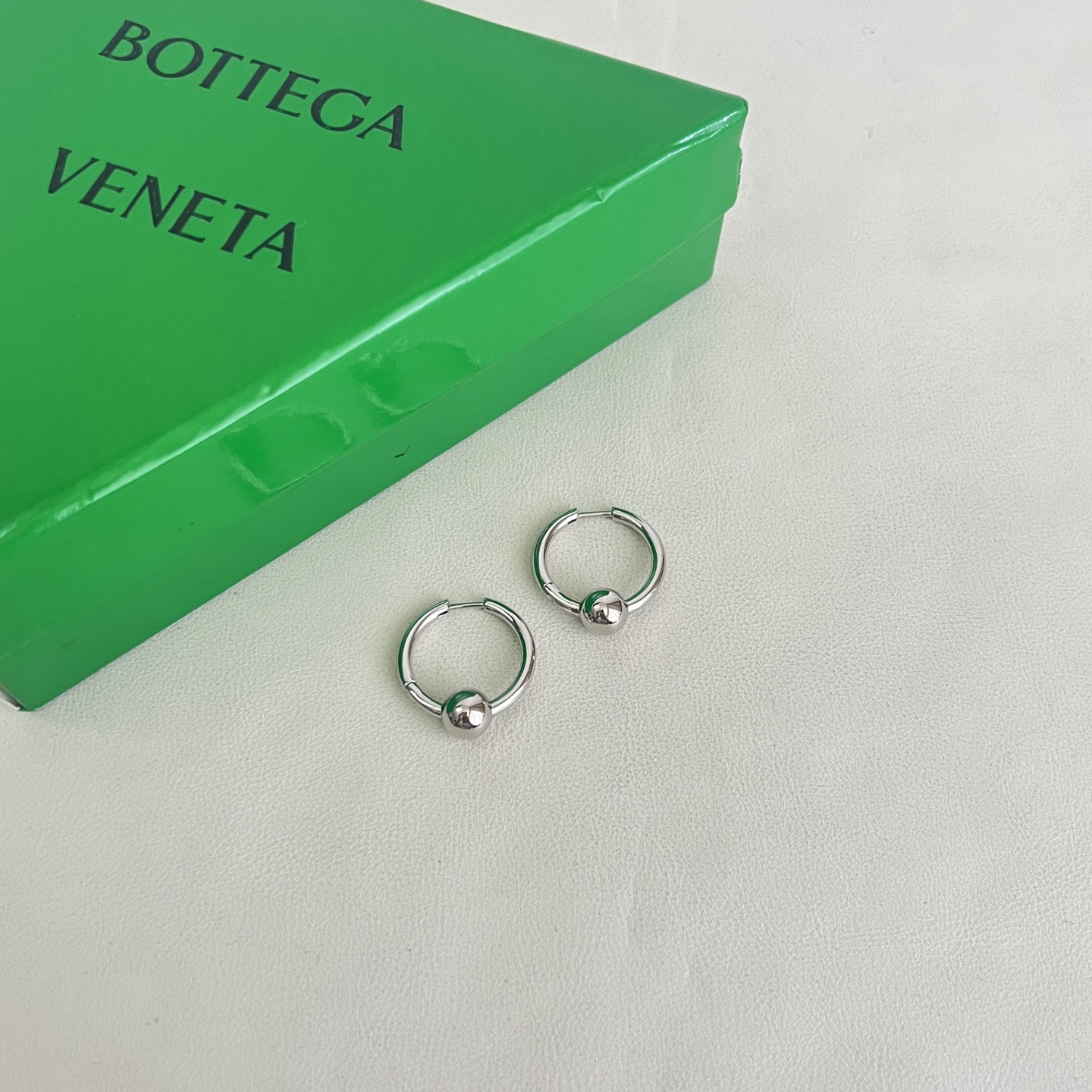 】Bottega Veneta 🆕BV耳钉  金属感十足  特别特别赞，整体细节非常令人惊喜，设计感十足