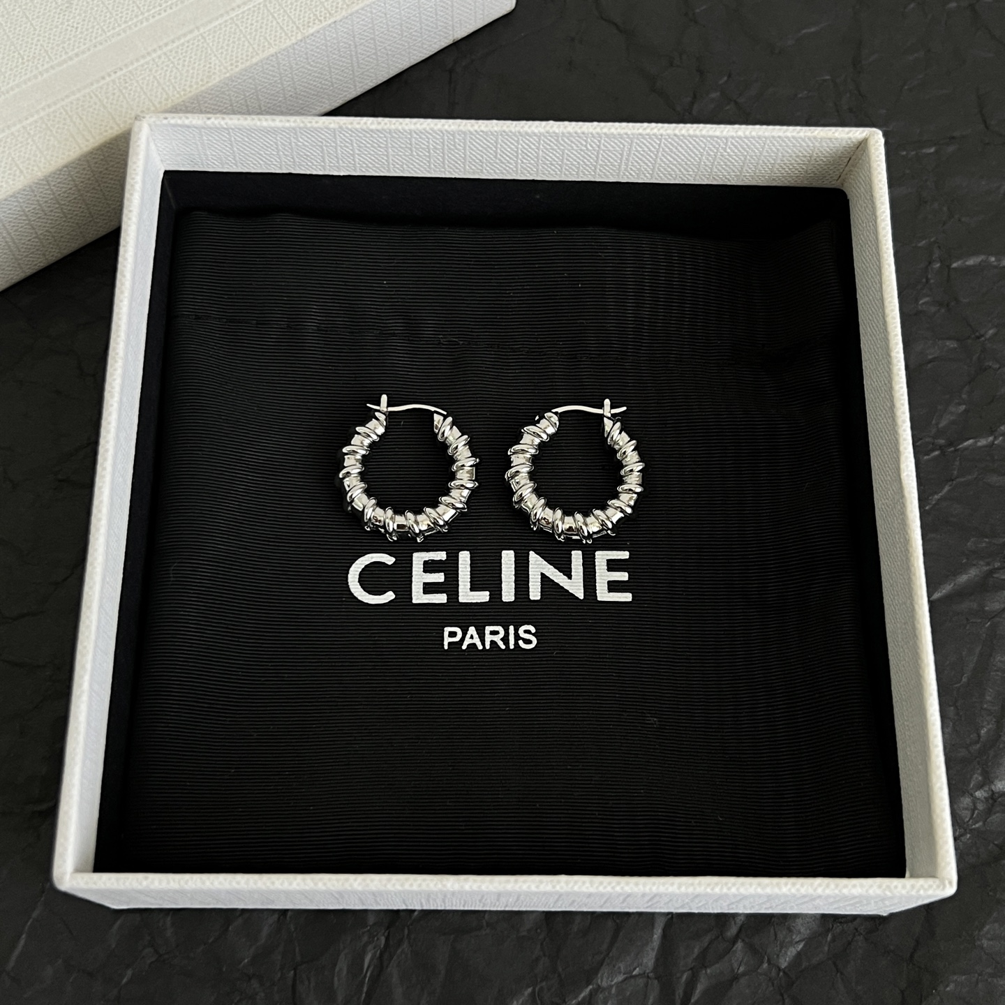 】Celine 赛琳 耳环 一直是简约时尚界的标杆大胆的设计 百看不厌▪️搭配起来更Fashion ✨✨