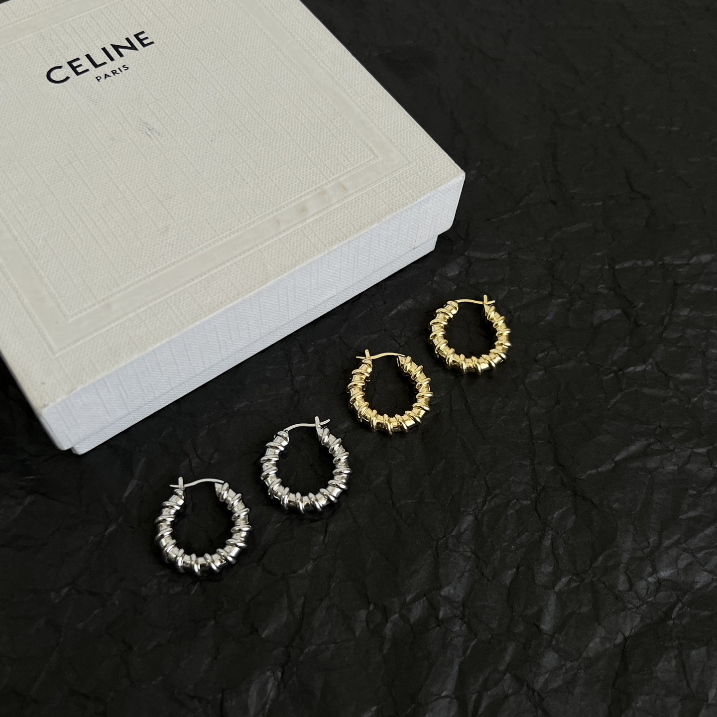 】Celine 赛琳 耳环 一直是简约时尚界的标杆大胆的设计 百看不厌▪️搭配起来更Fashion ✨✨