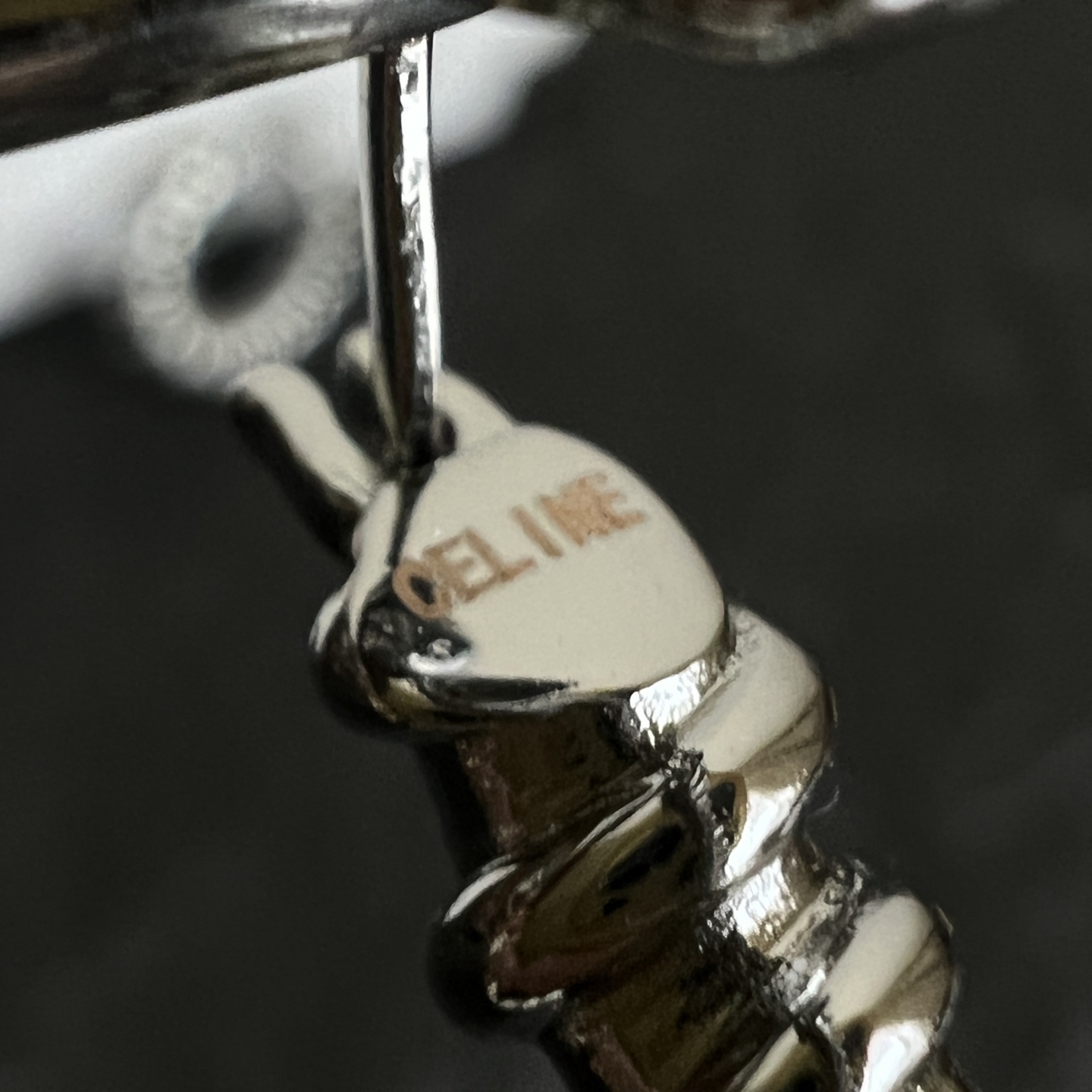 】Celine 赛琳 耳环 一直是简约时尚界的标杆大胆的设计 百看不厌▪️搭配起来更Fashion ✨✨