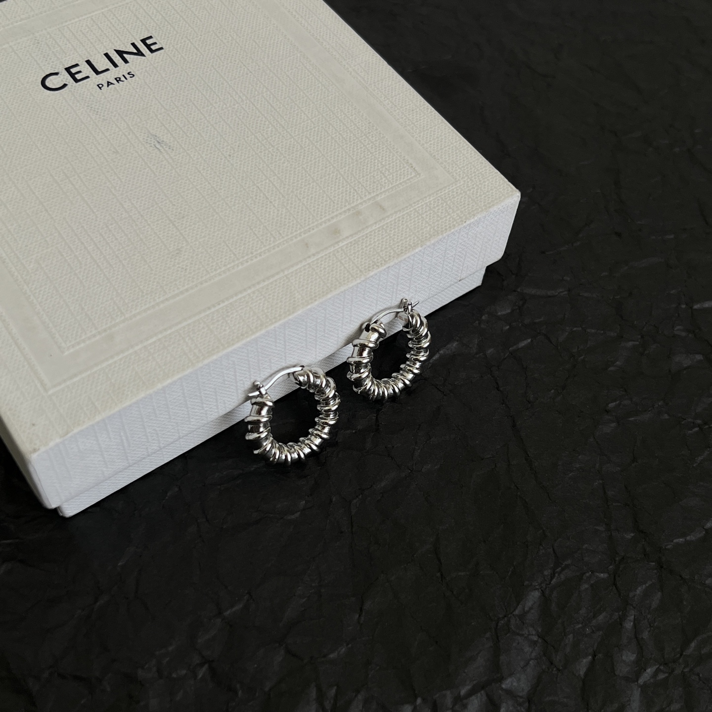 】Celine 赛琳 耳环 一直是简约时尚界的标杆大胆的设计 百看不厌▪️搭配起来更Fashion ✨✨