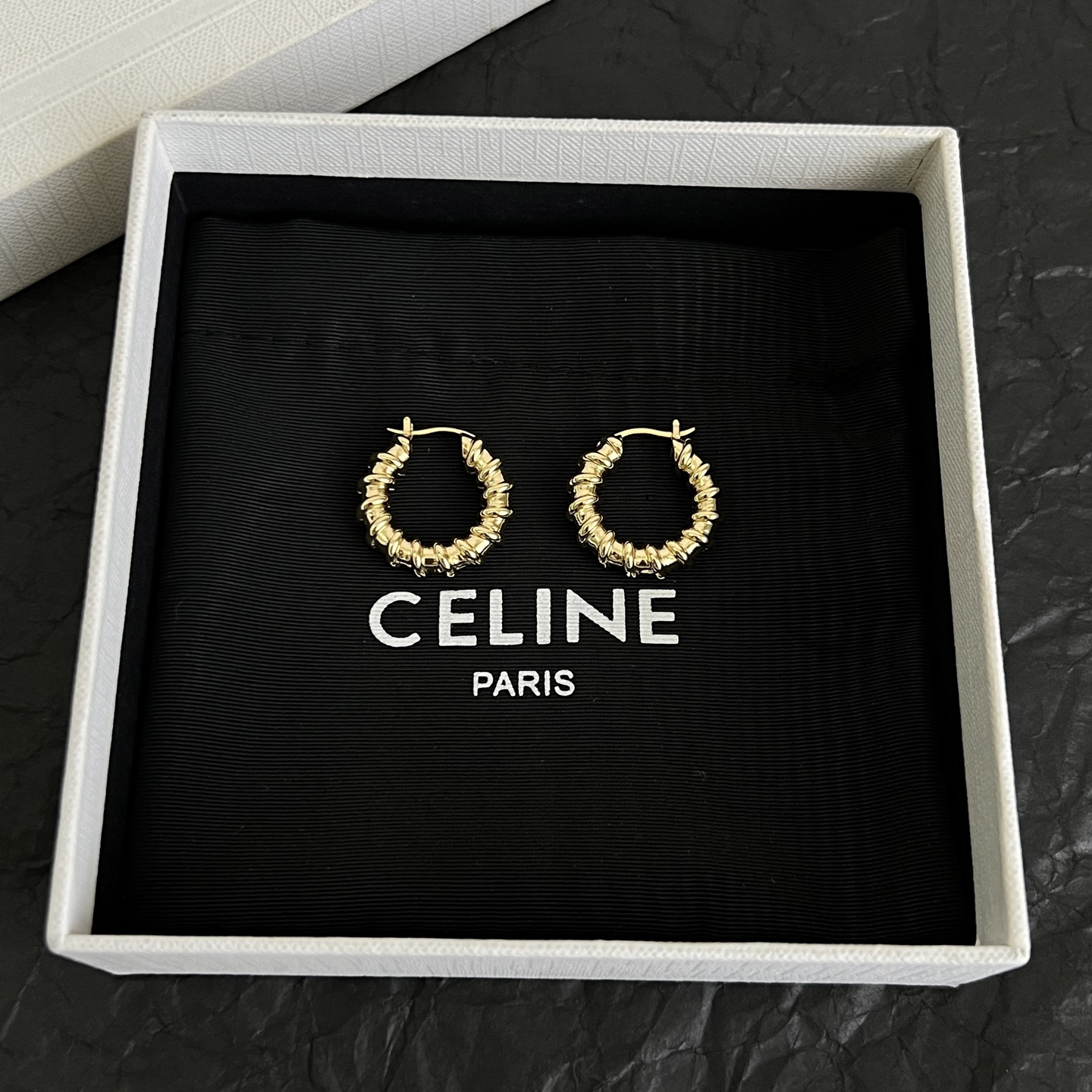 】Celine 赛琳 耳环 一直是简约时尚界的标杆大胆的设计 百看不厌▪️搭配起来更Fashion ✨✨