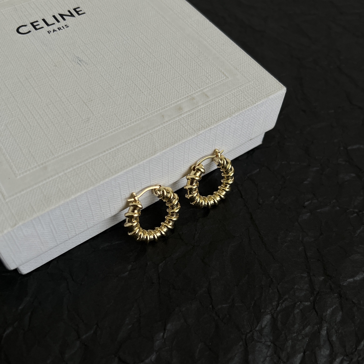 】Celine 赛琳 耳环 一直是简约时尚界的标杆大胆的设计 百看不厌▪️搭配起来更Fashion ✨✨