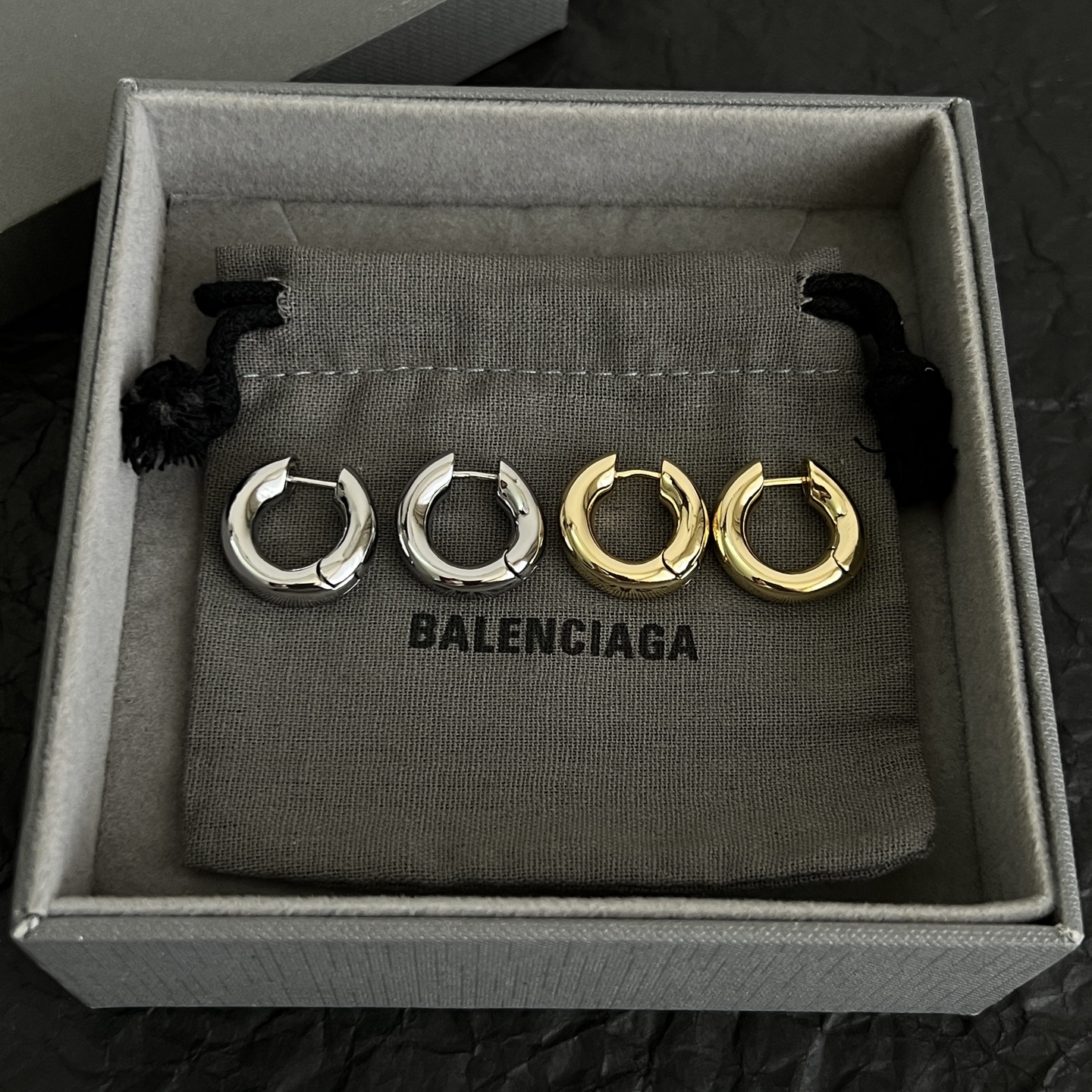】 巴黎世家  Balenciaga 耳环  简单大方 大牌金质感饱满 ，搭配衣服超好看 ！