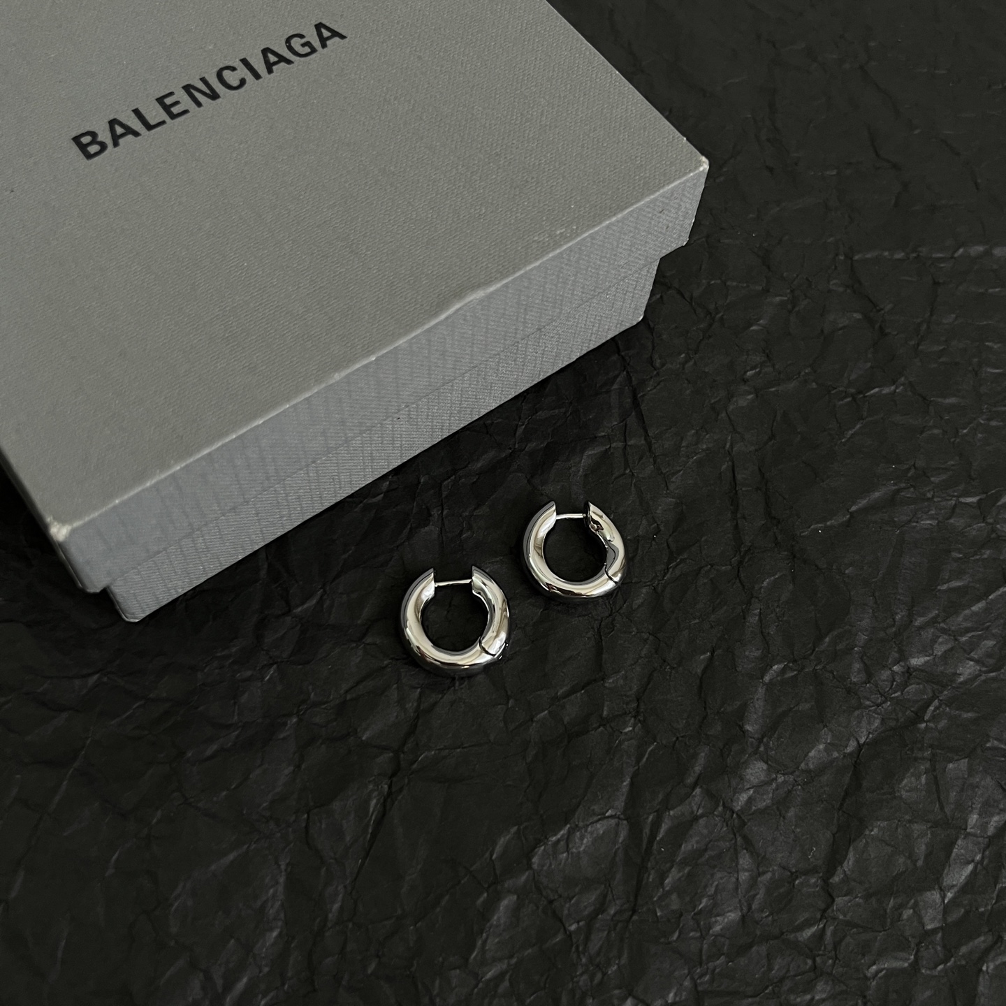 】 巴黎世家  Balenciaga 耳环  简单大方 大牌金质感饱满 ，搭配衣服超好看 ！