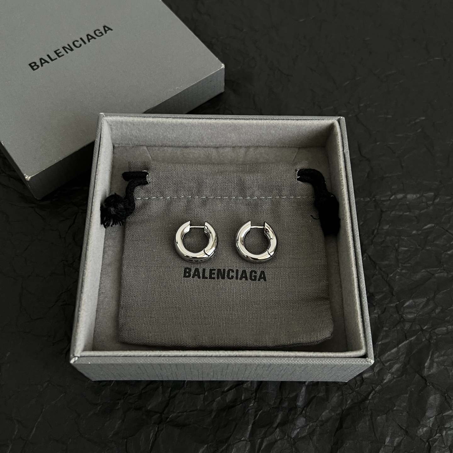 】 巴黎世家  Balenciaga 耳环  简单大方 大牌金质感饱满 ，搭配衣服超好看 ！