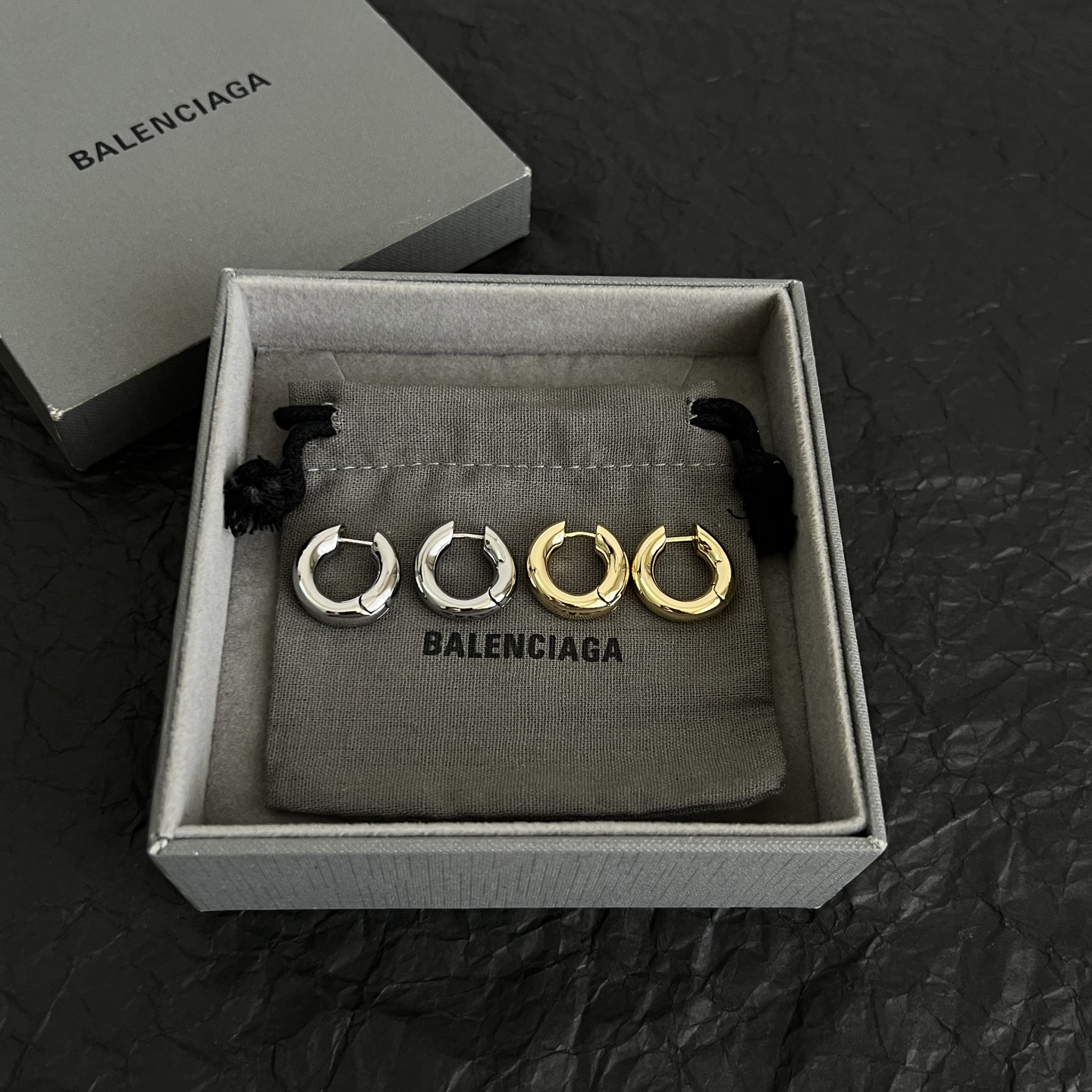 】 巴黎世家  Balenciaga 耳环  简单大方 大牌金质感饱满 ，搭配衣服超好看 ！