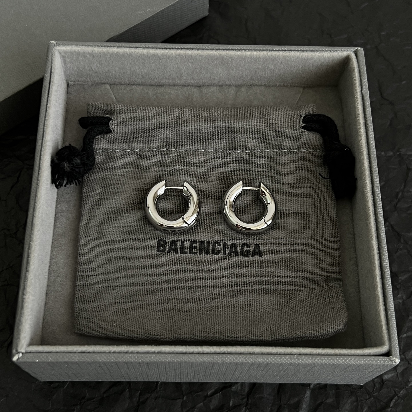】 巴黎世家  Balenciaga 耳环  简单大方 大牌金质感饱满 ，搭配衣服超好看 ！