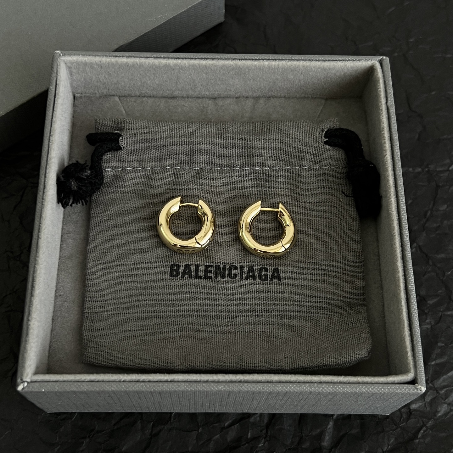 】 巴黎世家  Balenciaga 耳环  简单大方 大牌金质感饱满 ，搭配衣服超好看 ！