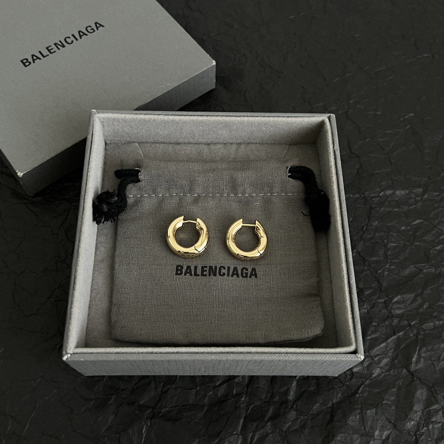 】 巴黎世家  Balenciaga 耳环  简单大方 大牌金质感饱满 ，搭配衣服超好看 ！