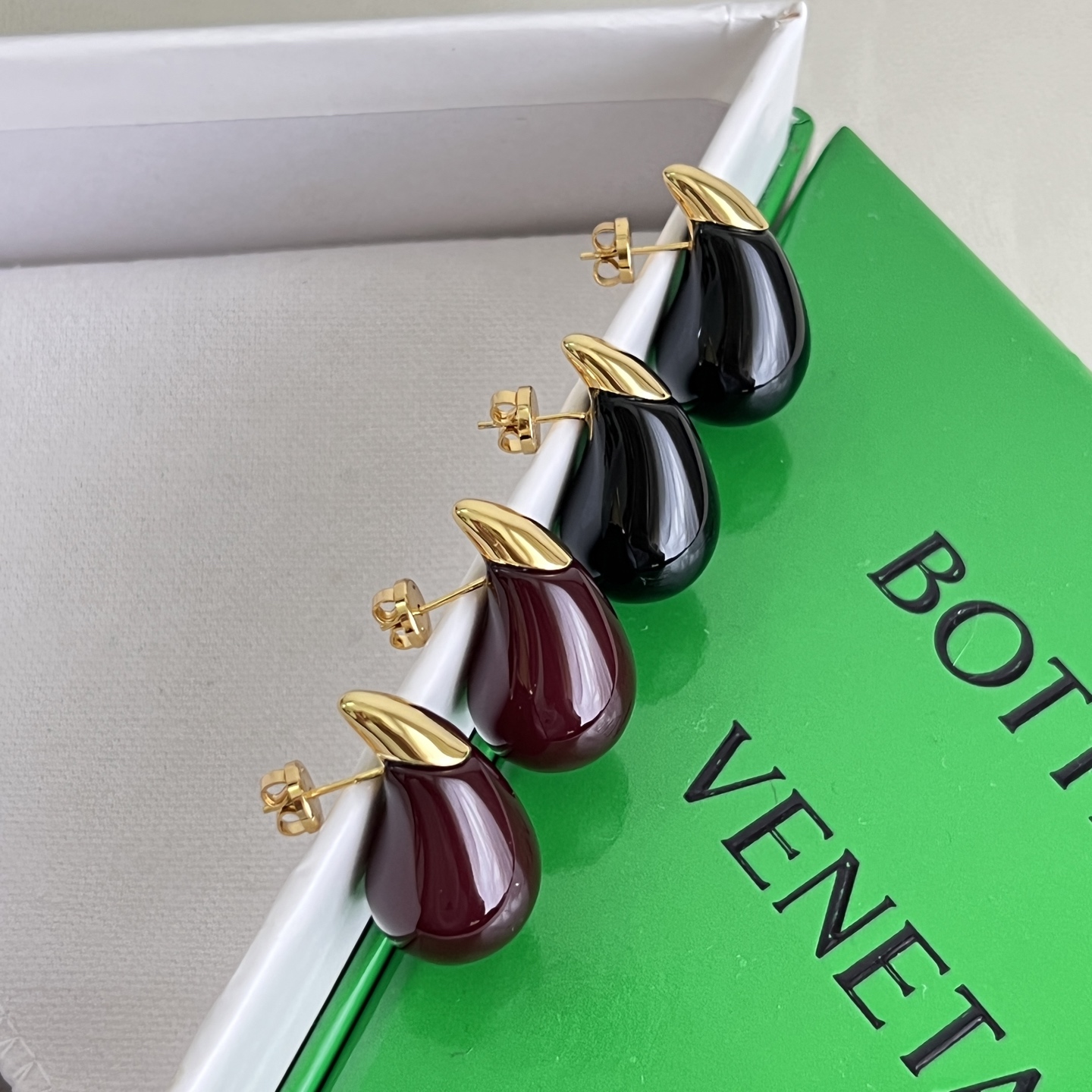 】Bottega Veneta 🆕BV 耳钉  金属感十足  特别特别赞，整体细节非常令人惊喜，设计感十