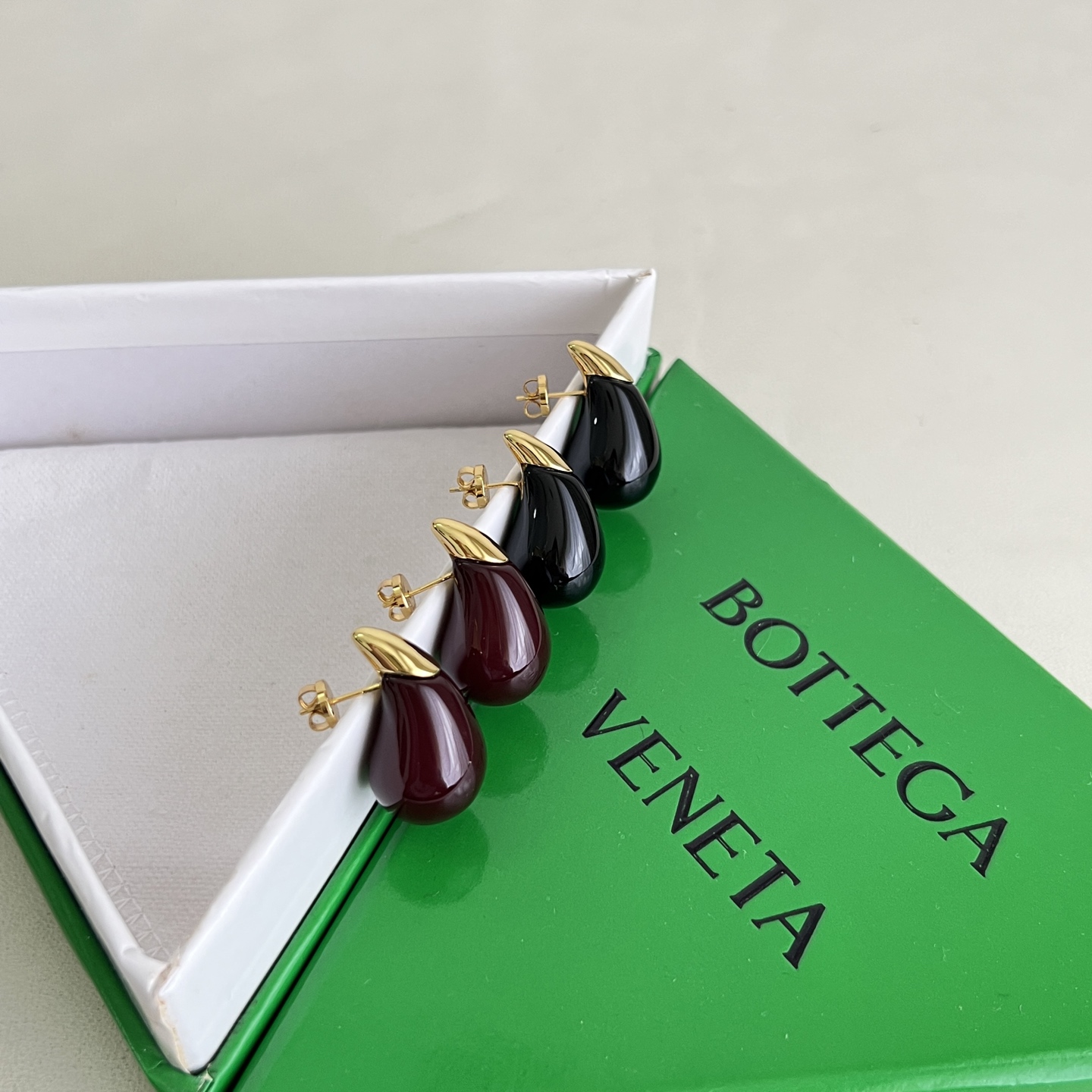 】Bottega Veneta 🆕BV 耳钉  金属感十足  特别特别赞，整体细节非常令人惊喜，设计感十