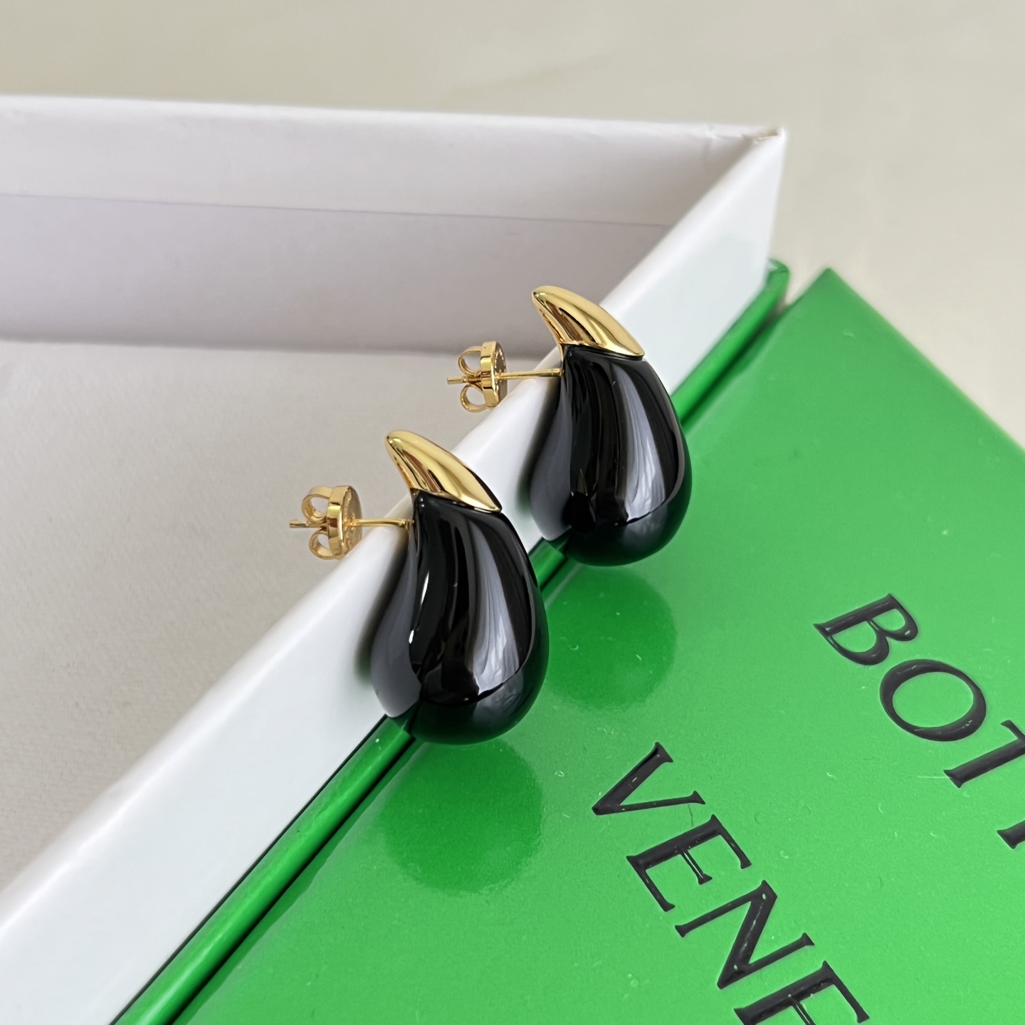 】Bottega Veneta 🆕BV 耳钉  金属感十足  特别特别赞，整体细节非常令人惊喜，设计感十